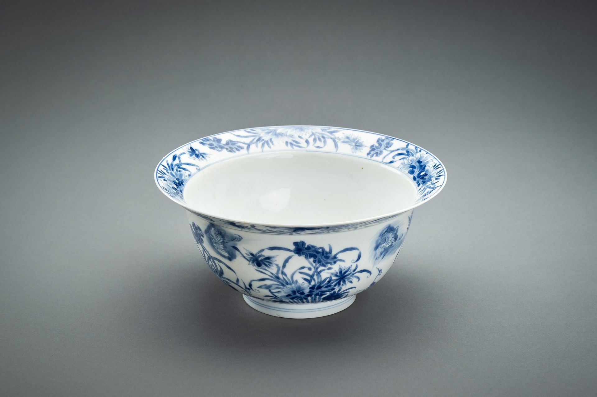 A BLUE AND WHITE PORCELAIN 'FLOWERS AND CRANES' BOWL, KANGXI - Bild 8 aus 17