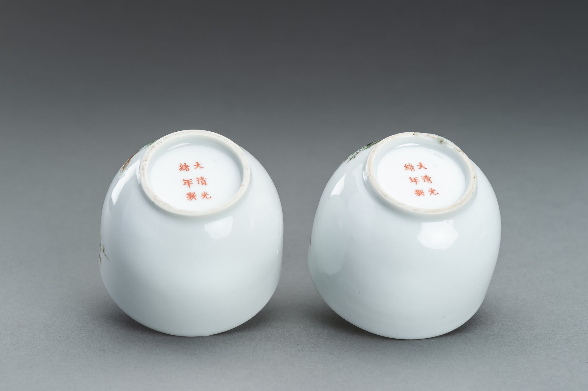 A SMALL PAIR OF ENAMELED BOWLS AND COVERS, GUANGXU MARK AND PERIOD - Image 10 of 12