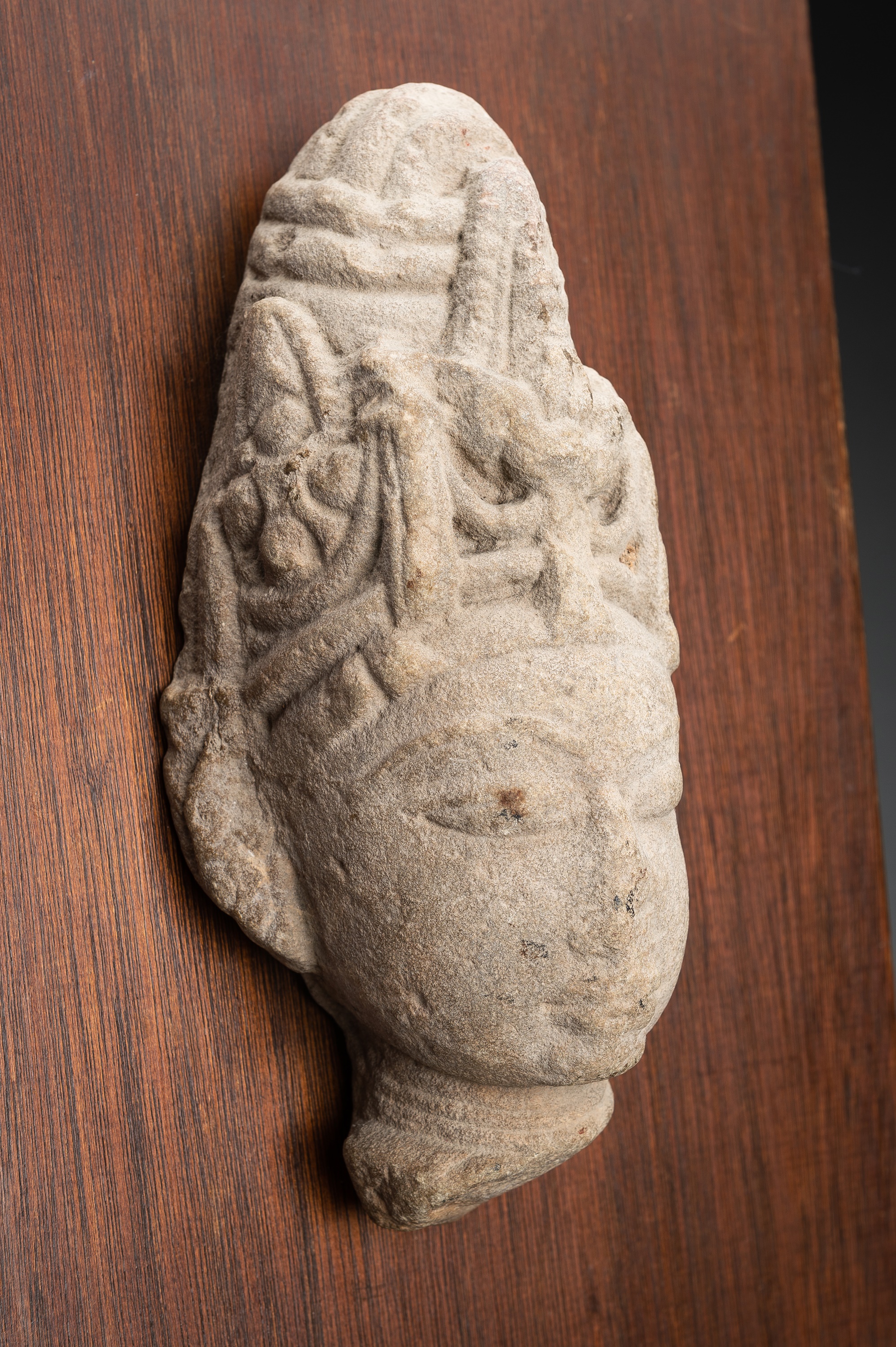 A SANDSTONE HEAD OF VISHNU WITH A MITER CROWN - Image 5 of 14