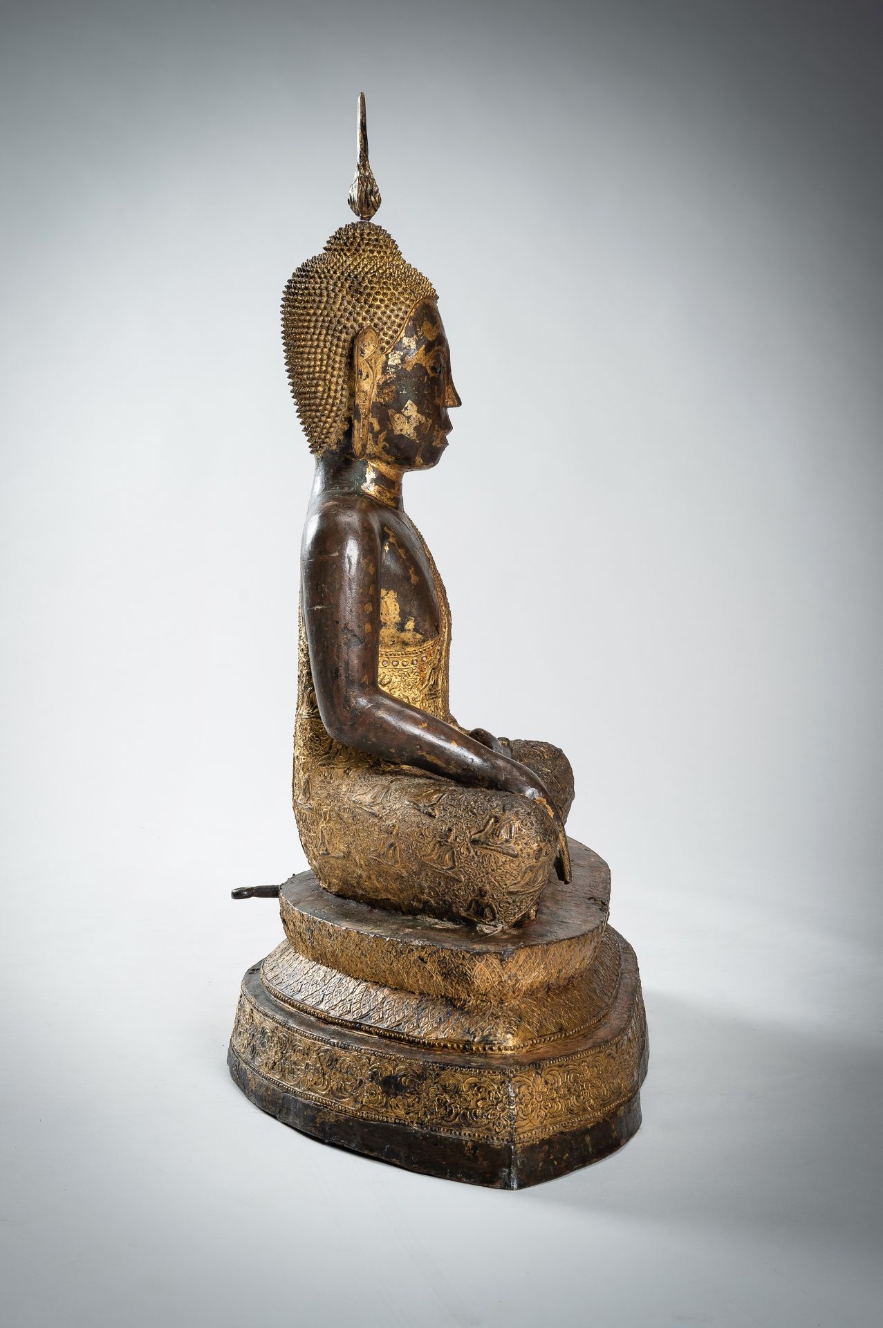 A LARGE GILT-LACQUERED BRONZE FIGURE OF SEATED BUDDHA, RATTANAKOSIN KINGDOM - Bild 19 aus 22