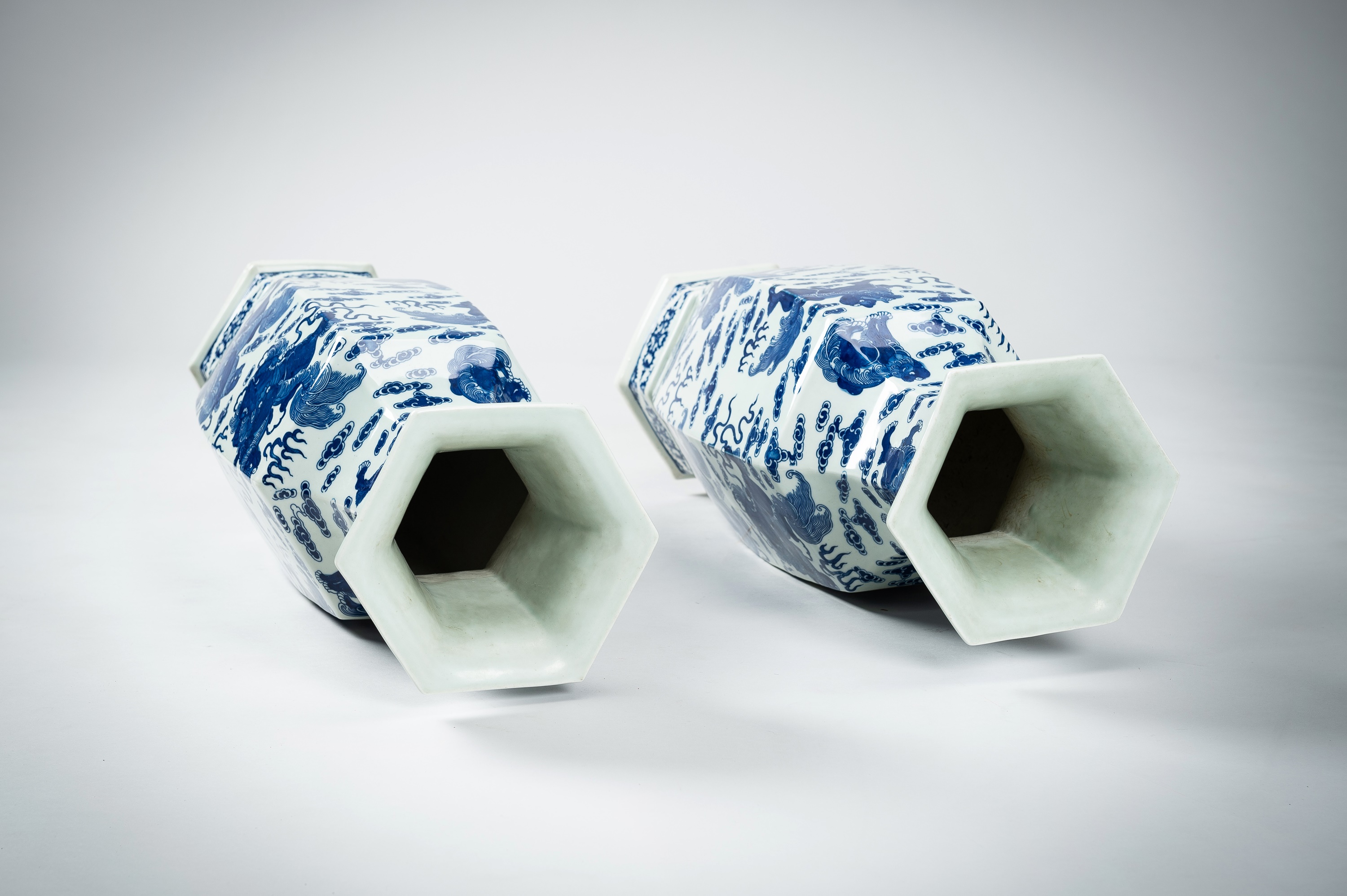 A LARGE PAIR OF BLUE AND WHITE PORCELAIN VASES WITH BUDDHIST LIONS, QING - Image 13 of 19