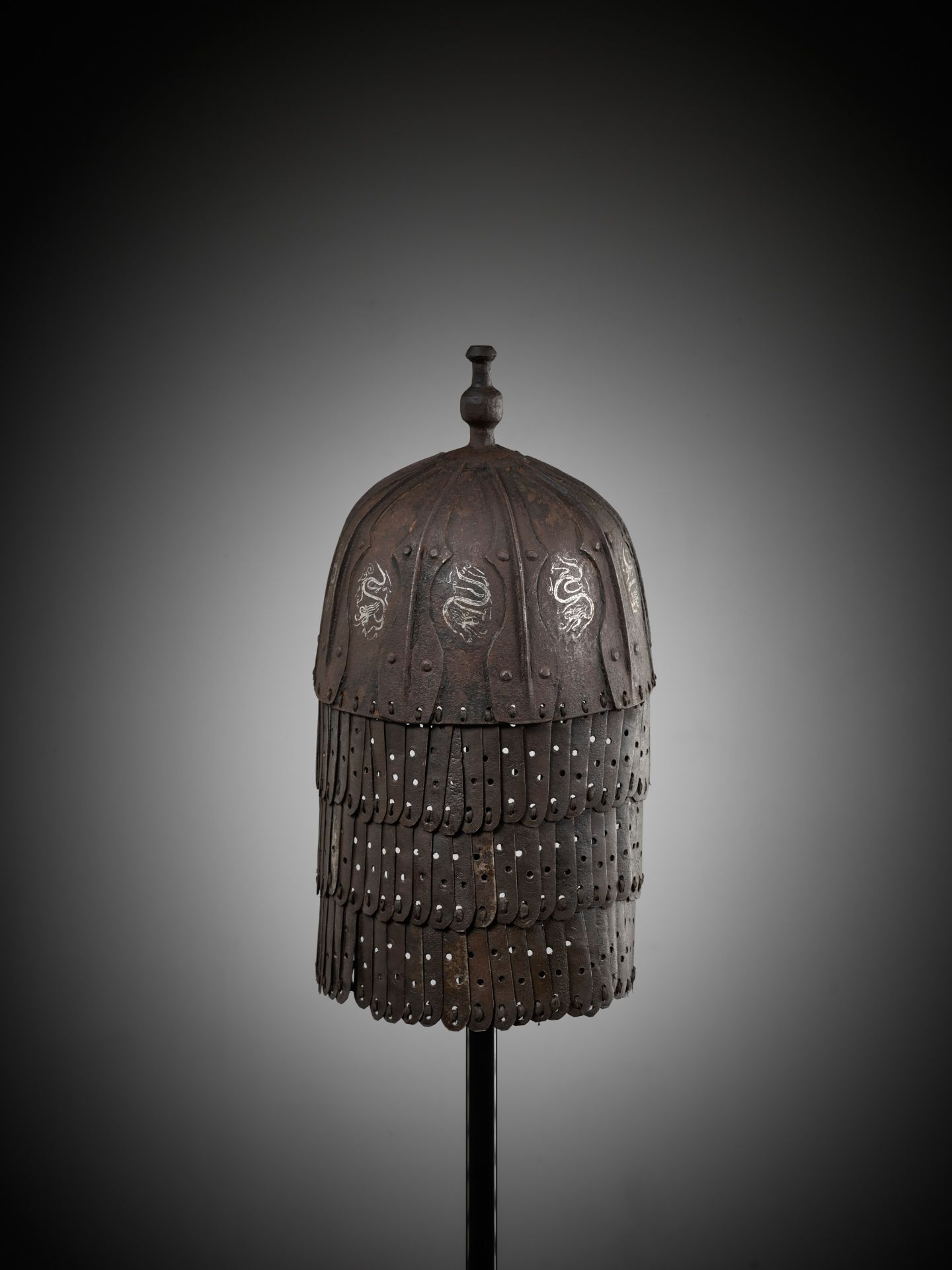 A SILVER-DAMASCENED 'DRAGON' IRON HELMET, 14TH-17TH CENTURY - Image 6 of 9