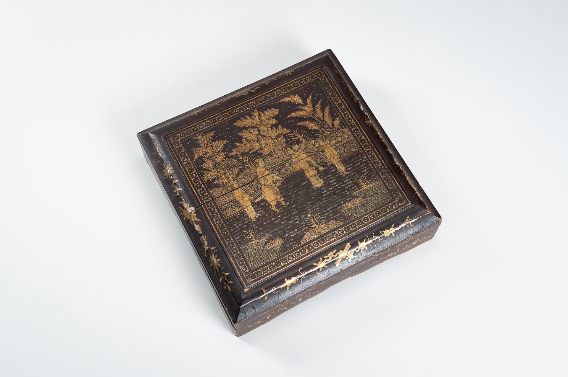 AN IRON-RED AND GILT SWEETMEAT PORCELAIN SET IN A LACQUERED BOX, QING - Image 3 of 17