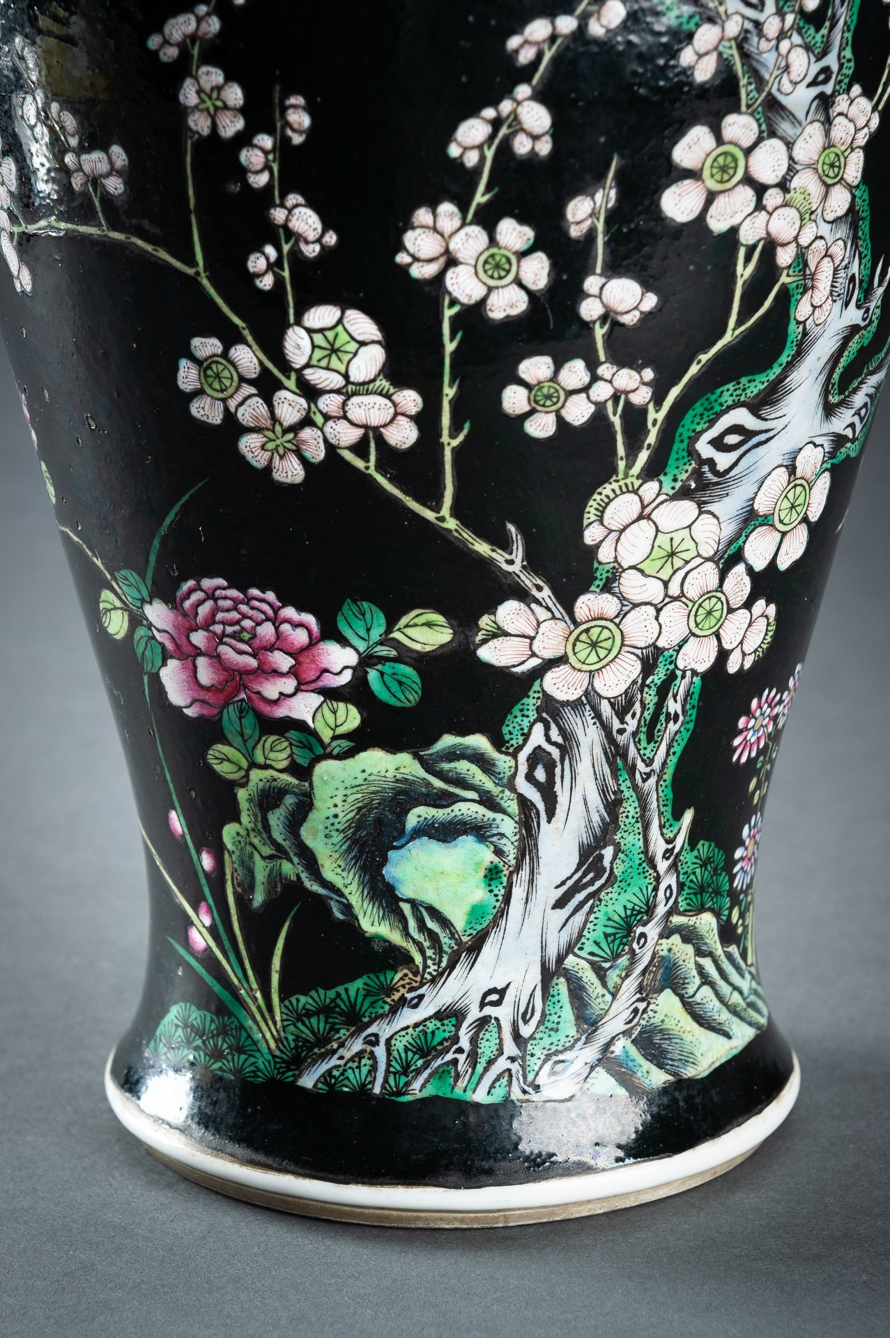 A FAMILLE NOIR BALUSTER VASE, QING - Bild 4 aus 14