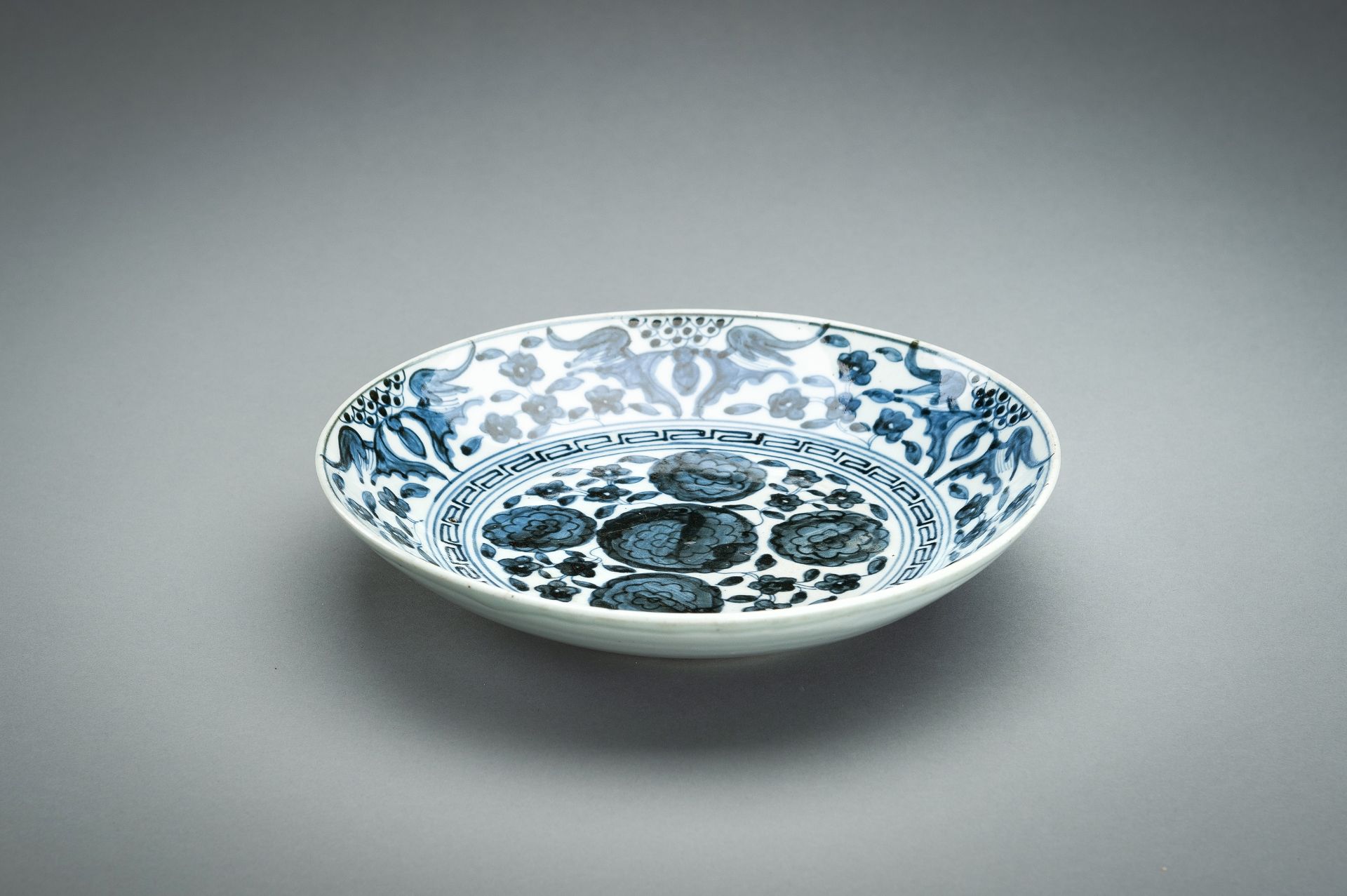 A BLUE AND WHITE PORCELAIN DISH, 17th CENTURY - Image 2 of 11