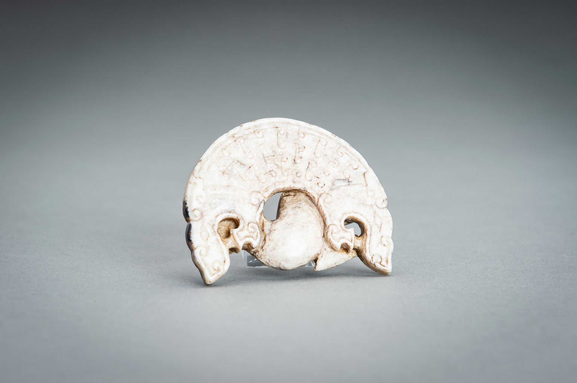 AN ARCHAISTIC MOTTLED JADE Â´CHILONGÂ´ PENDANT, QING - Image 9 of 10