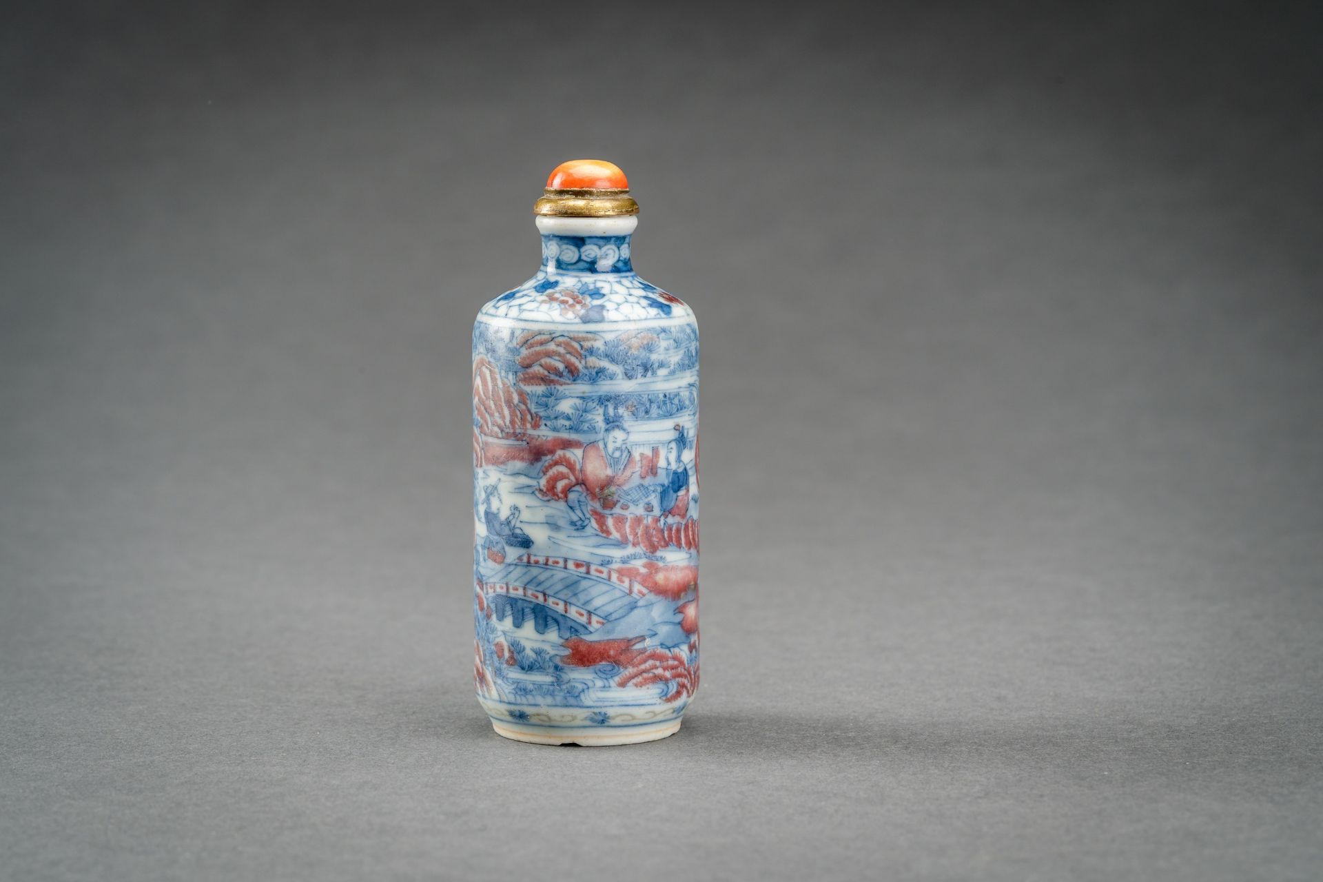 A BLUE, WHITE AND IRON RED 'SCHOLARS' PORCELAIN SNUFF BOTTLE, QING - Image 5 of 9