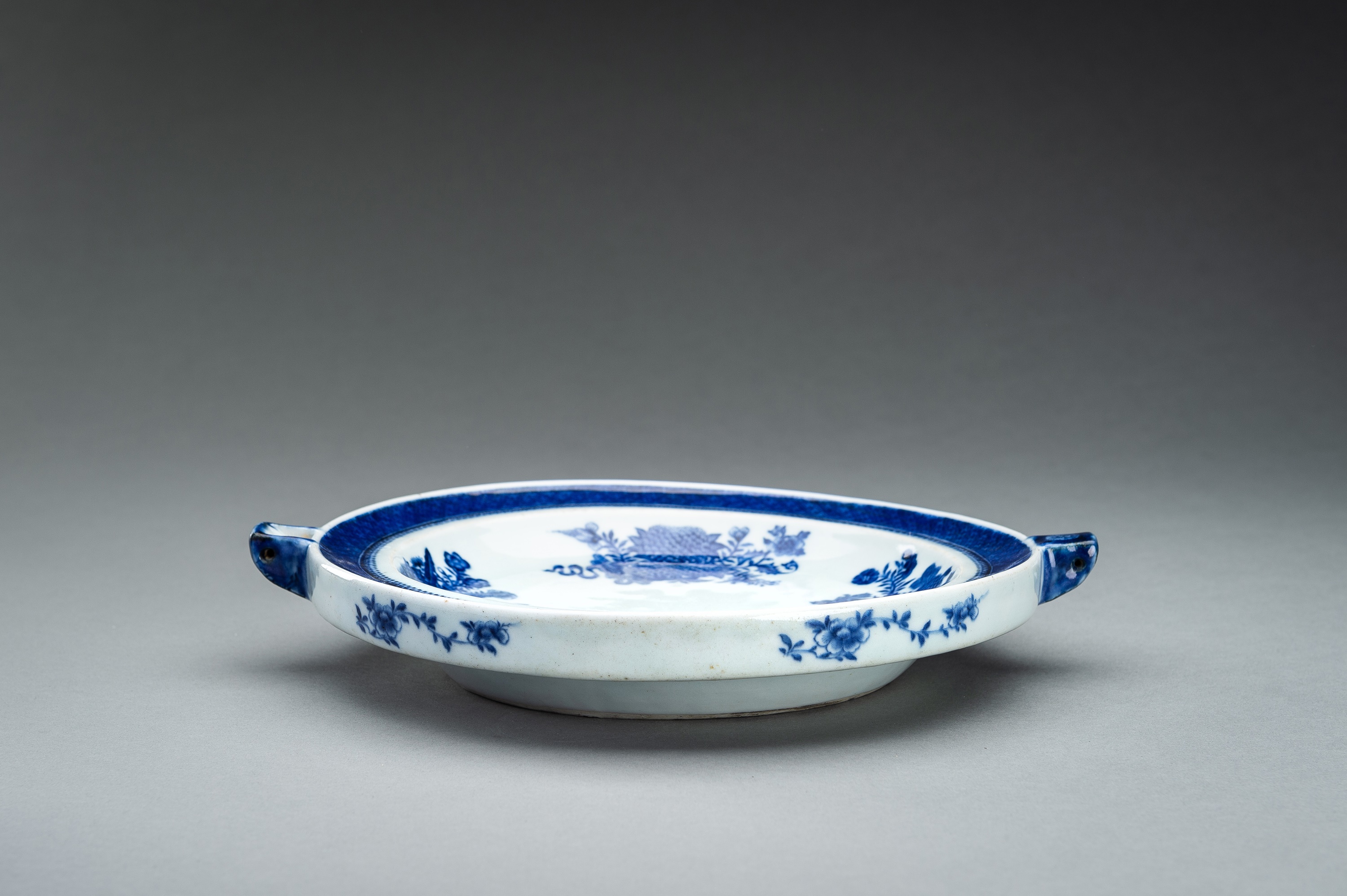 A BLUE AND WHITE FITZHUGH ARMORIAL PORCELAIN HOT WATER PLATE - Image 2 of 10