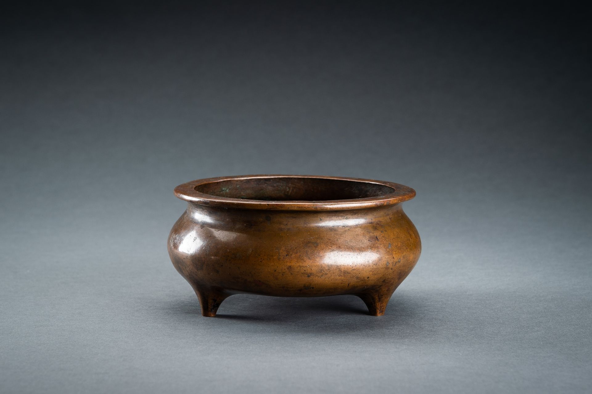 A FINE BRONZE TRIPOD CENSER, QING DYNASTY - Image 7 of 12