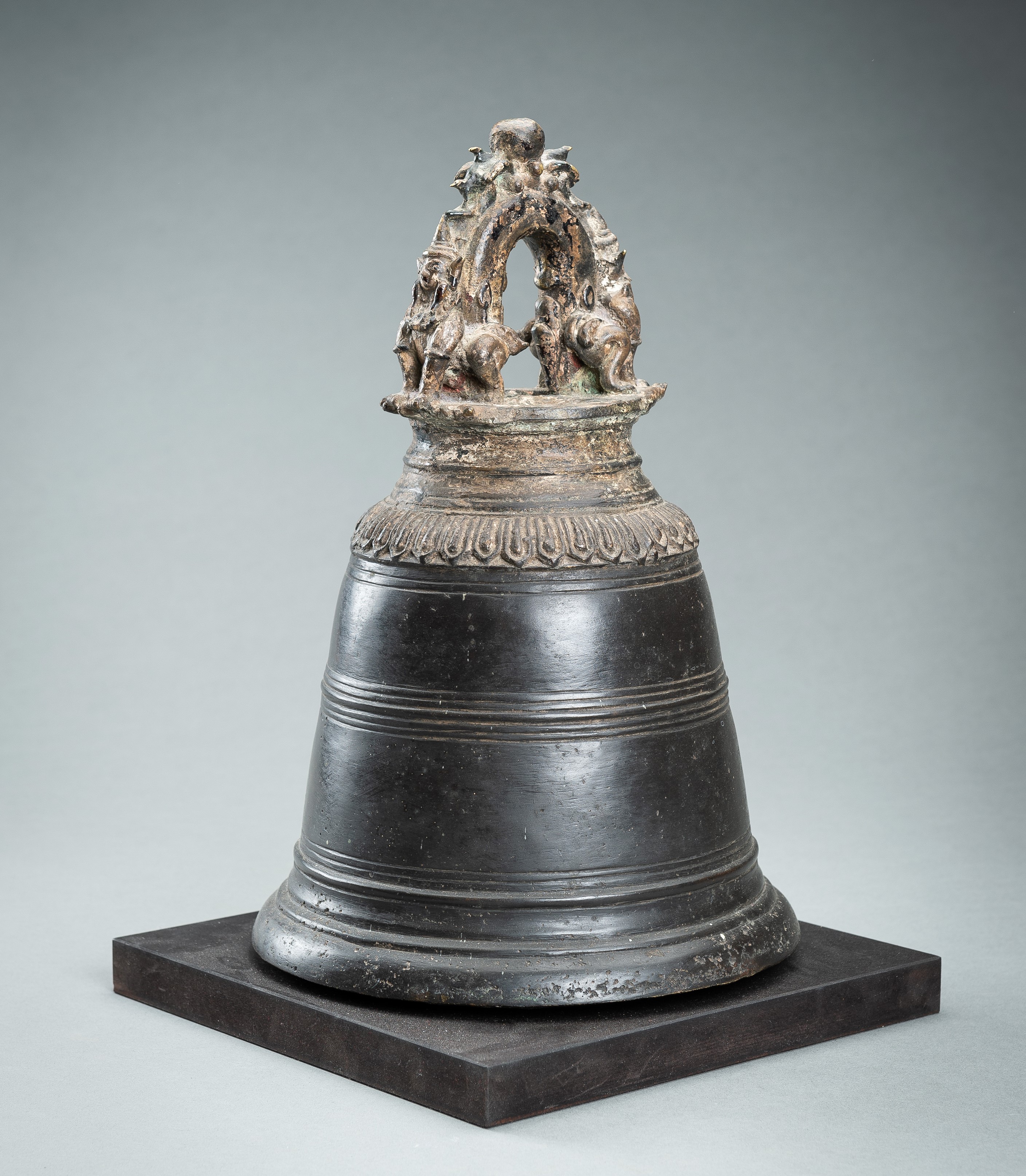 A MASSIVE BURMESE BRONZE TEMPLE BELL - Image 2 of 15