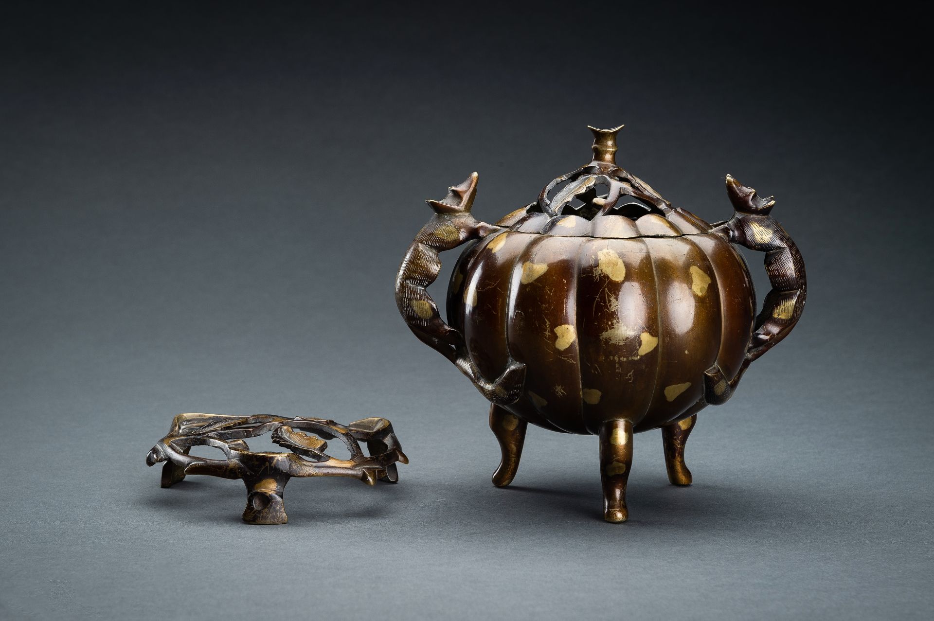 A PUMPKIN SHAPED GOLD SPLASH BRONZE TRIPOD CENSER, 19th CENTURY - Image 8 of 15