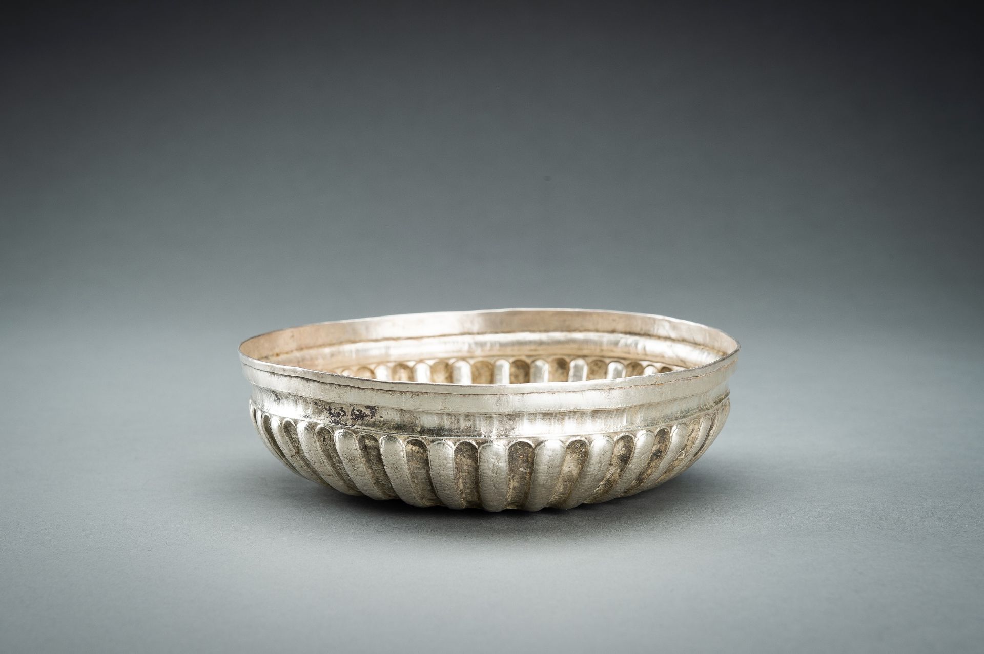 A FINE GARNET INSET SILVER REPOUSSE 'CARP' BOWL - Image 2 of 16