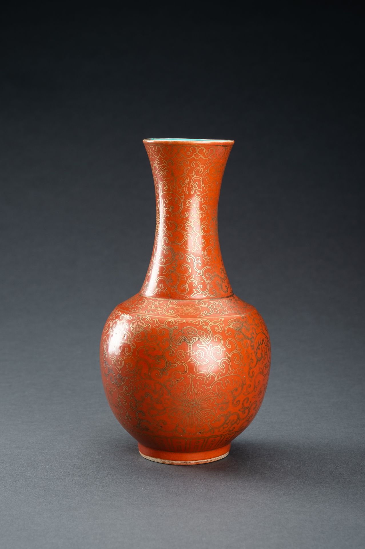 A GOLD PAINTED CORAL-GORUND BOTTLE VASE, REPUBLIC PERIOD - Image 5 of 13