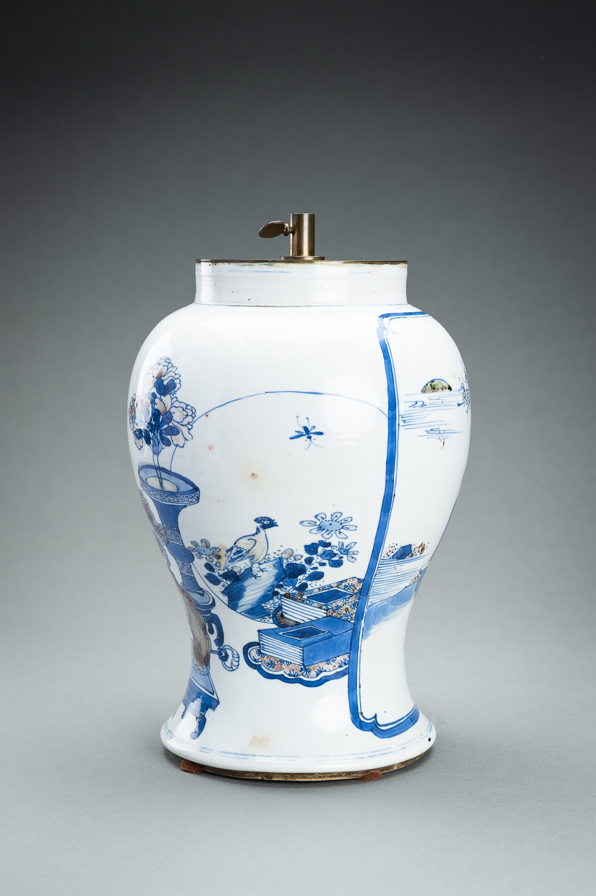 A 'HUNDRED ANTIQUES' PORCELAIN VASE, QING - Image 3 of 13