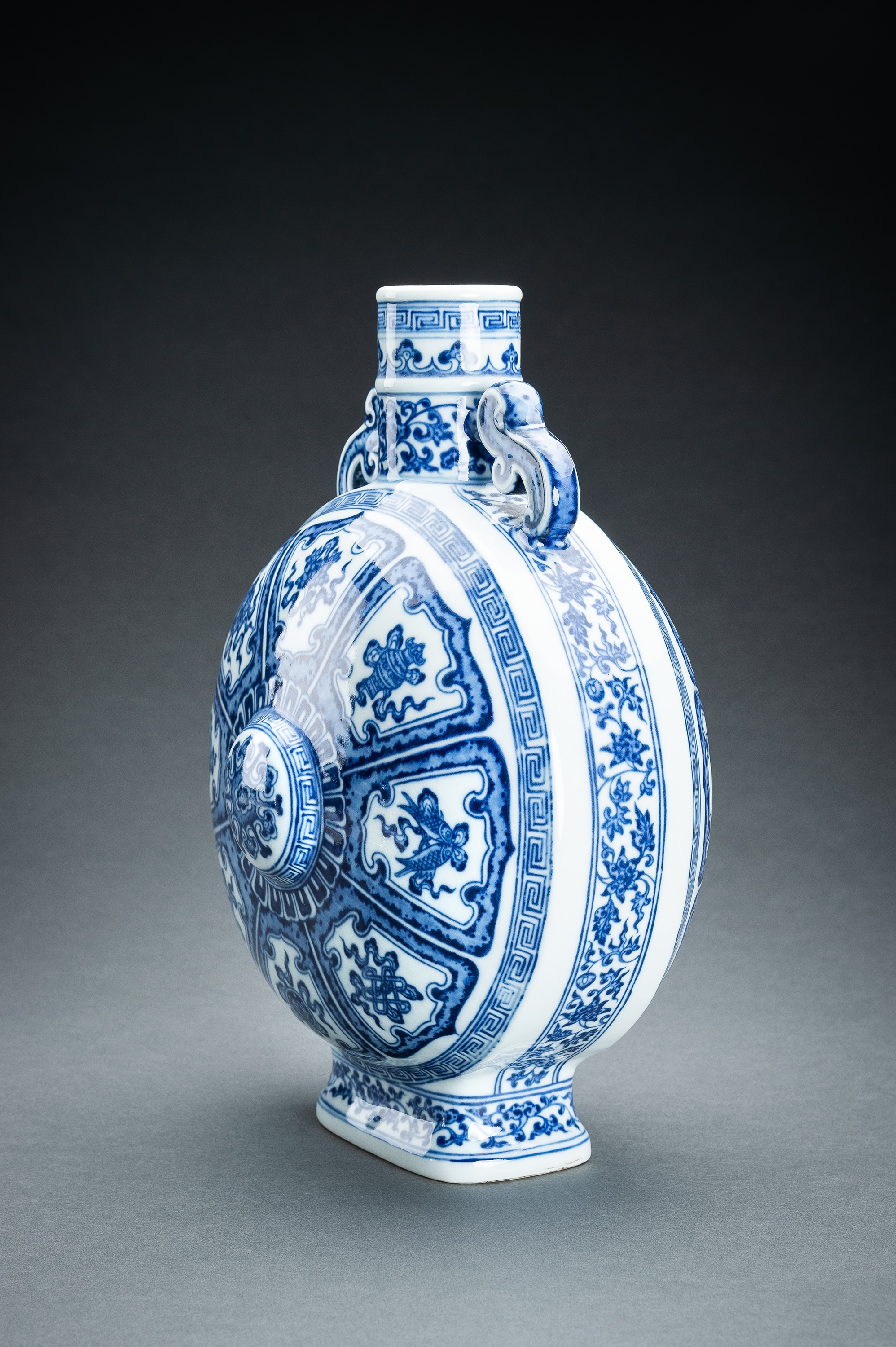 A BLUE AND WHITE 'BAJIXIANG' PORCELAIN MOONFLASK VASE - Image 6 of 17