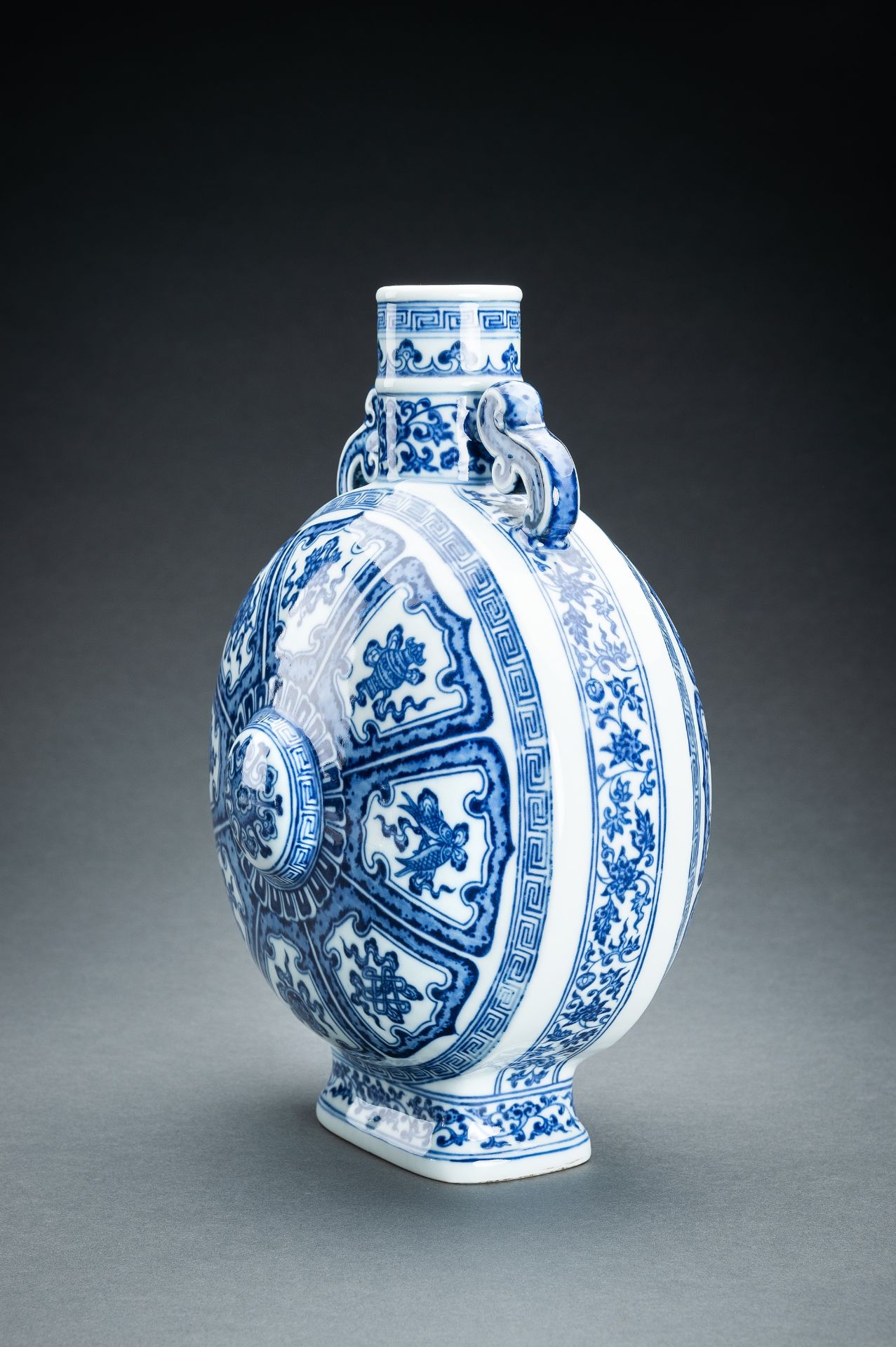 A BLUE AND WHITE 'BAJIXIANG' PORCELAIN MOONFLASK VASE - Bild 6 aus 17