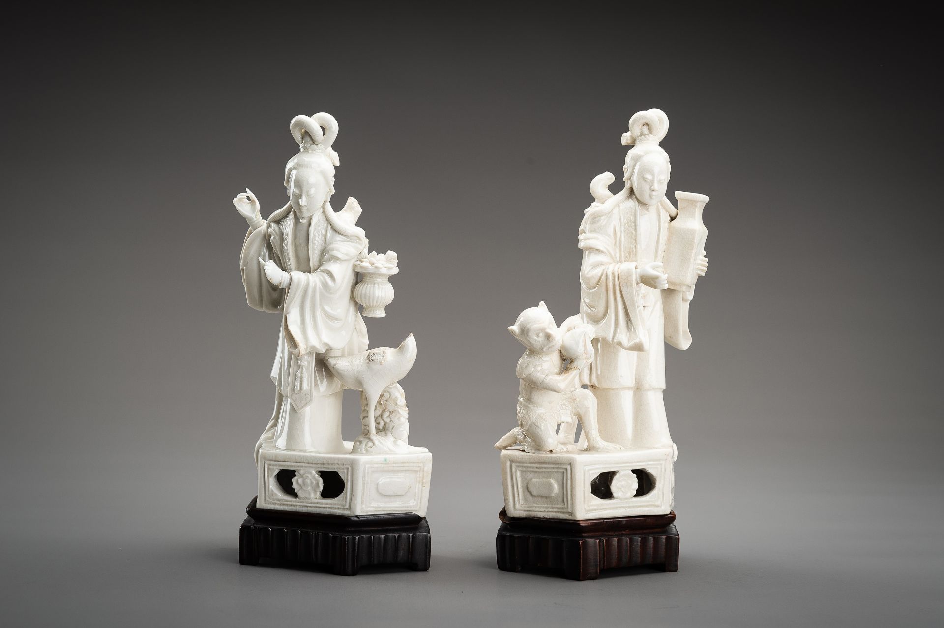 A PAIR OF DEHUA PORCELAIN FIGURES, 18th CENTURY - Bild 10 aus 15