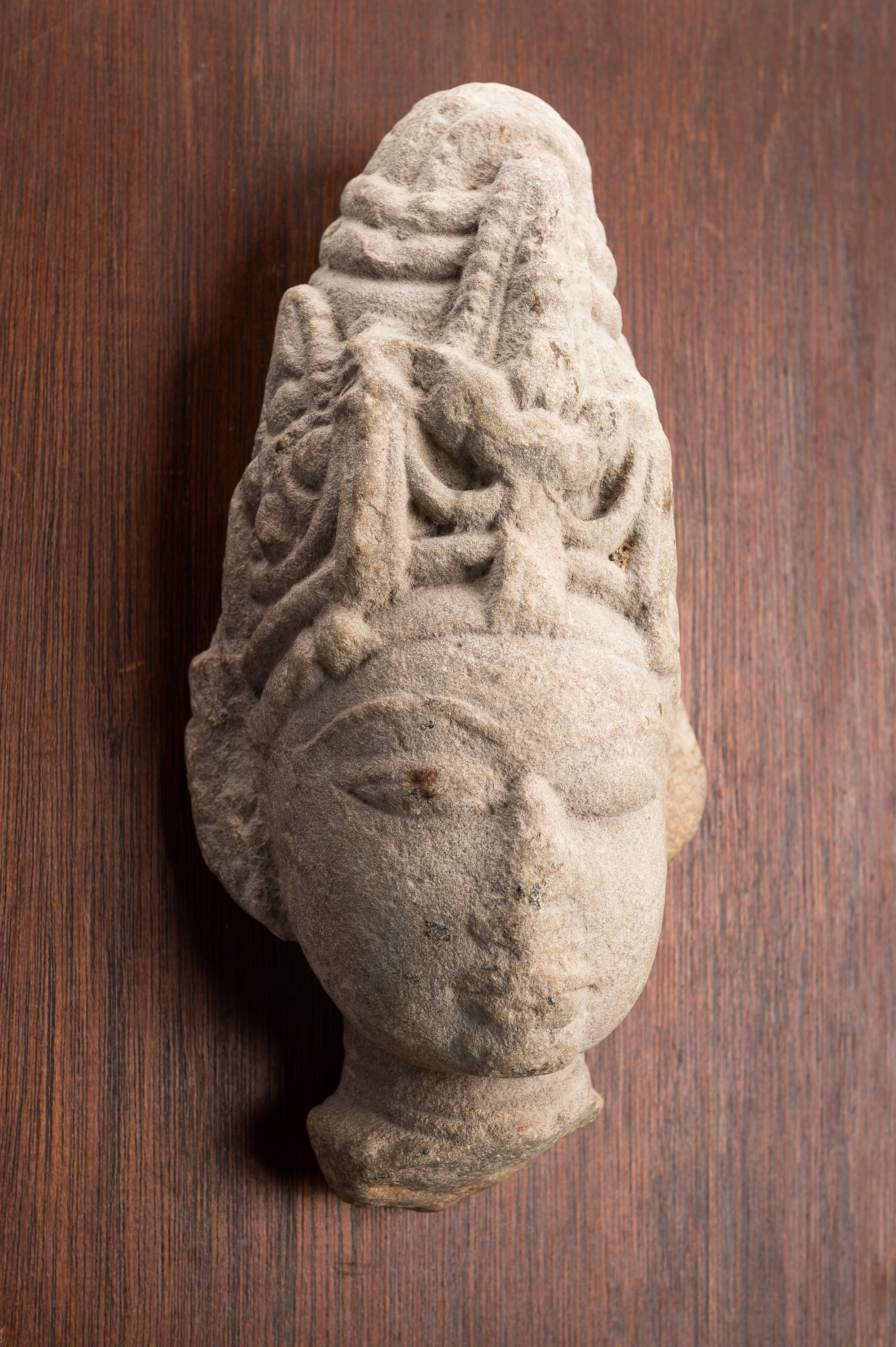 A SANDSTONE HEAD OF VISHNU WITH A MITER CROWN - Image 4 of 14