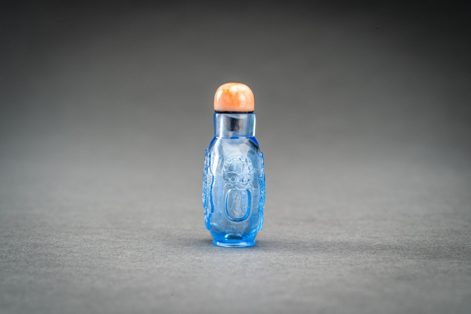 A SMALL TRANSPARENT BLUE GLASS SNUFF BOTTLE, REPUBLIC - Bild 4 aus 6