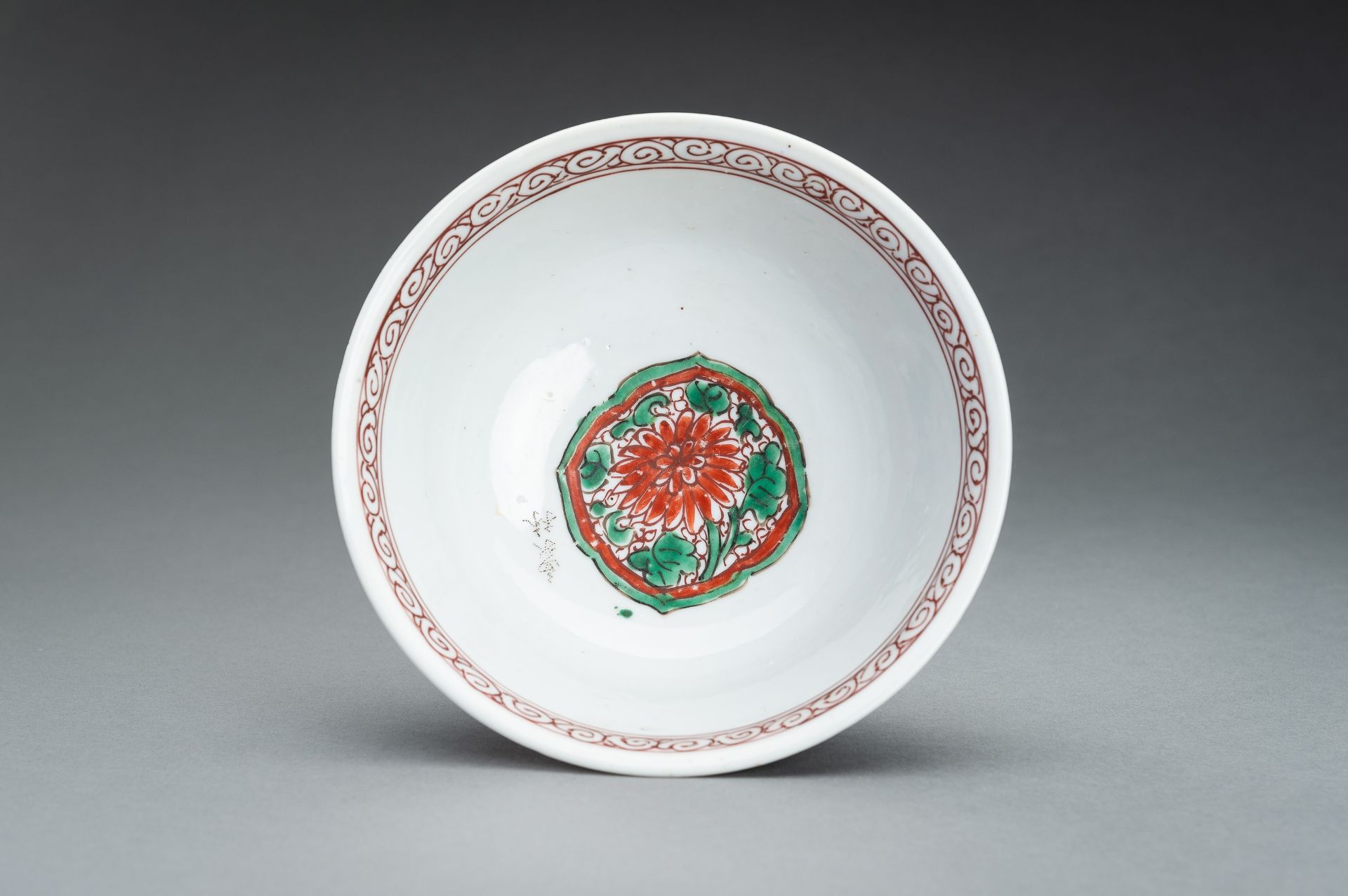 A WUCAI Â´CHRYSANTHEMUMÂ´ PORCELAIN BOWL, 17th CENTURY - Image 5 of 12