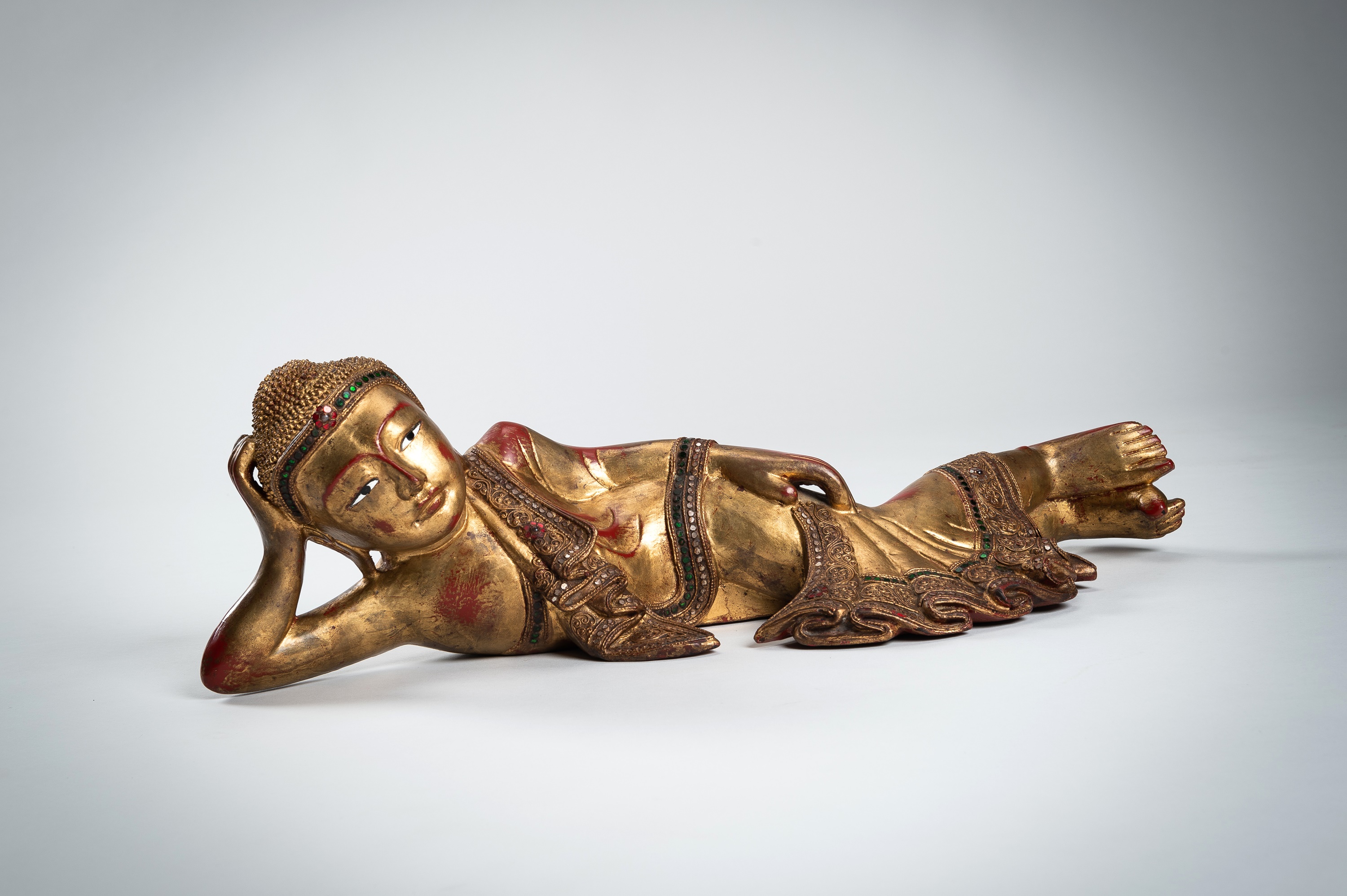A BURMESE GILT-LACQUERED WOOD FIGURE OF THE RECLINING BUDDHA - Image 7 of 13