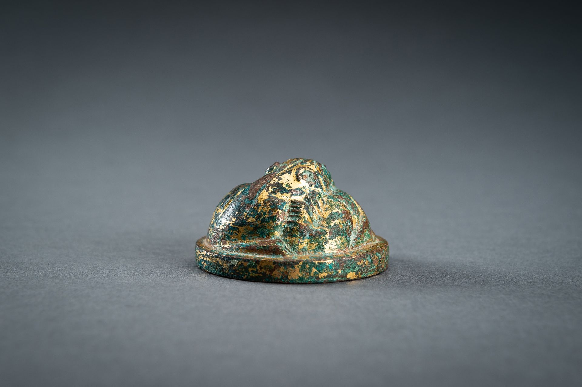 A GILT-BRONZE HAN DYNASTY 'LION' SCROLL WEIGHT - Bild 12 aus 14