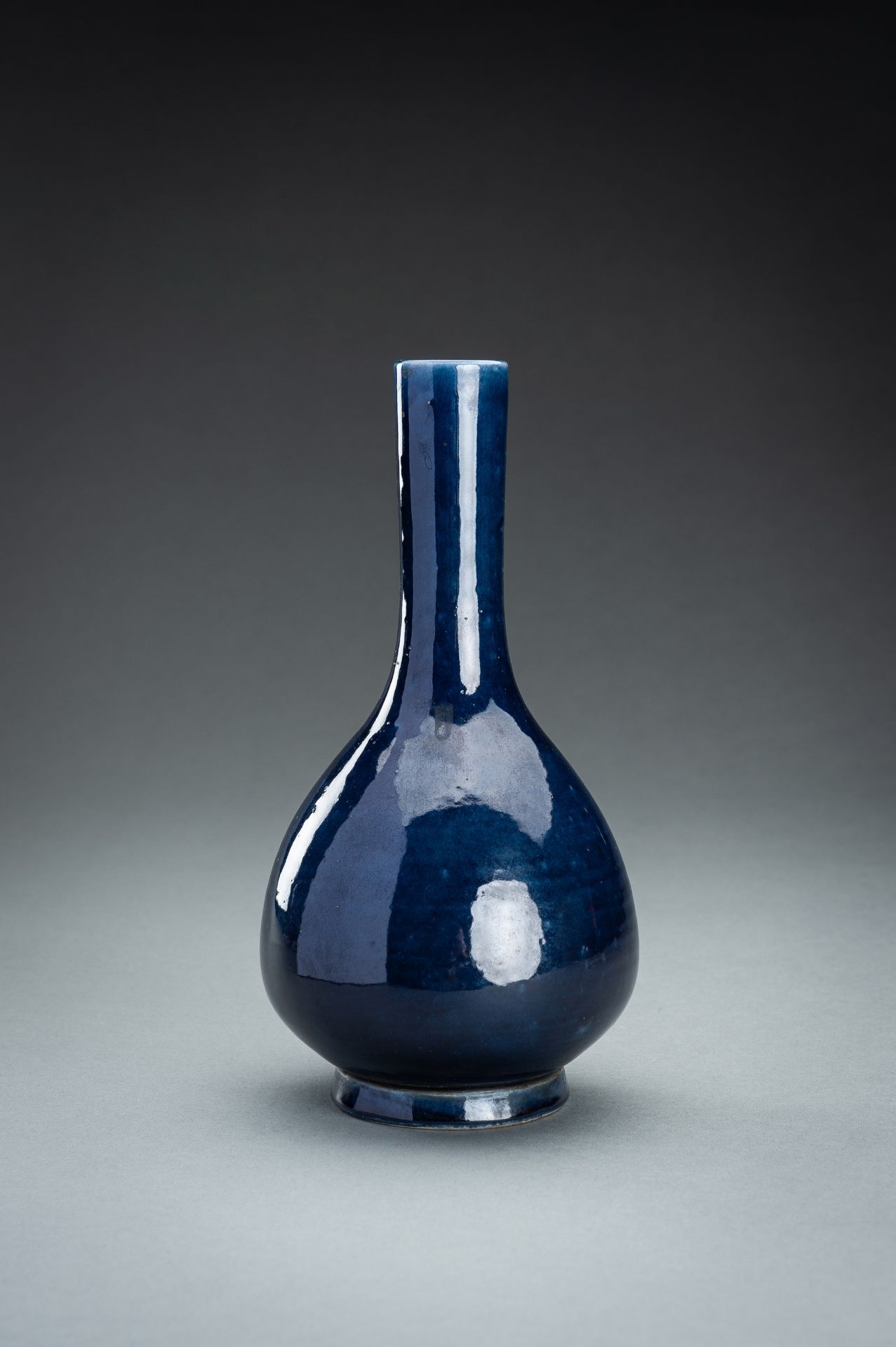 A SACRIFICIAL BLUE GLAZE PORCELAIN BOTTLE VASE, QING - Bild 7 aus 9