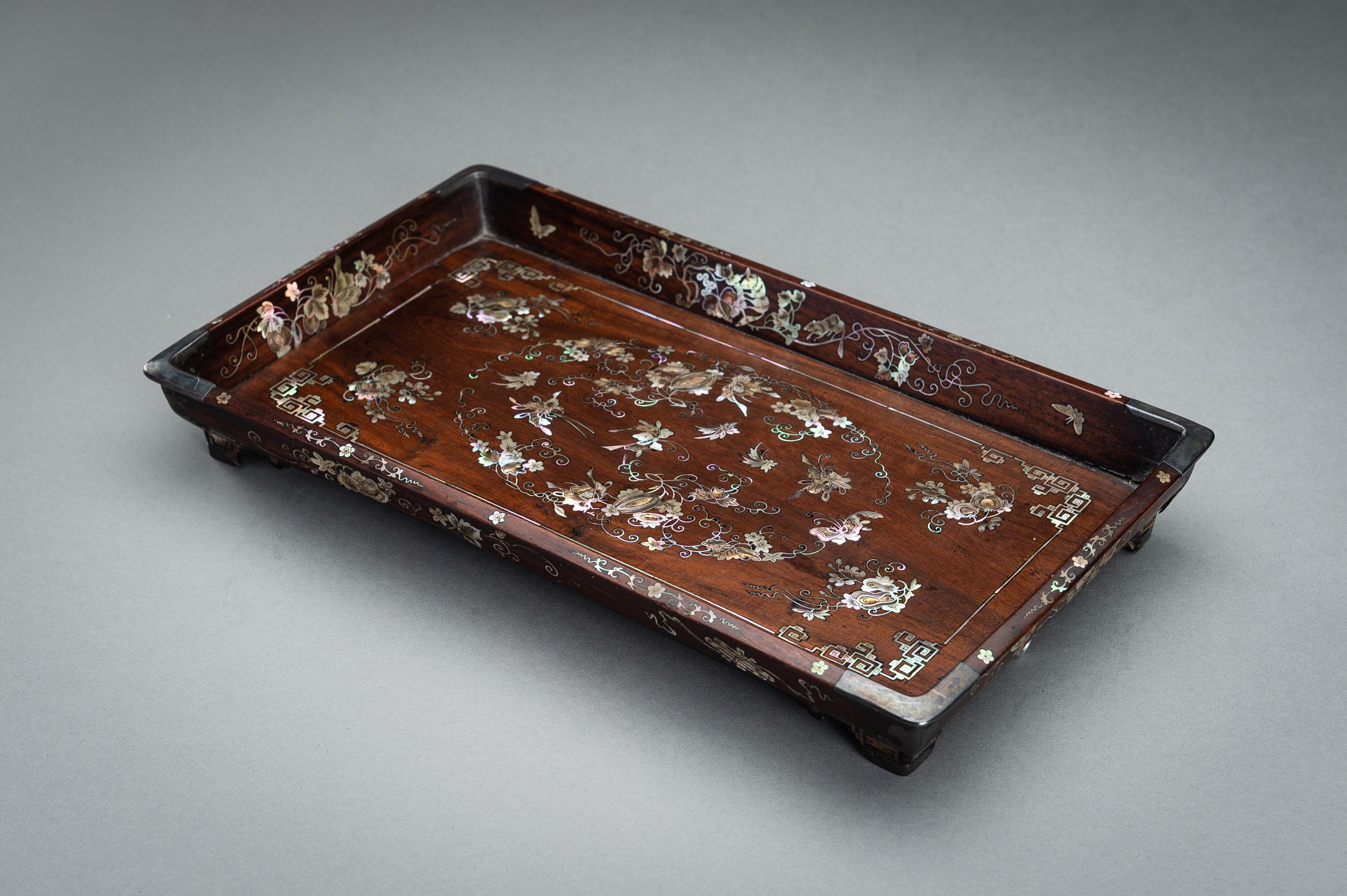 A FINE MOTHER-OF-PEARL INLAID WOOD TRAY, 19TH CENTURY - Image 6 of 13