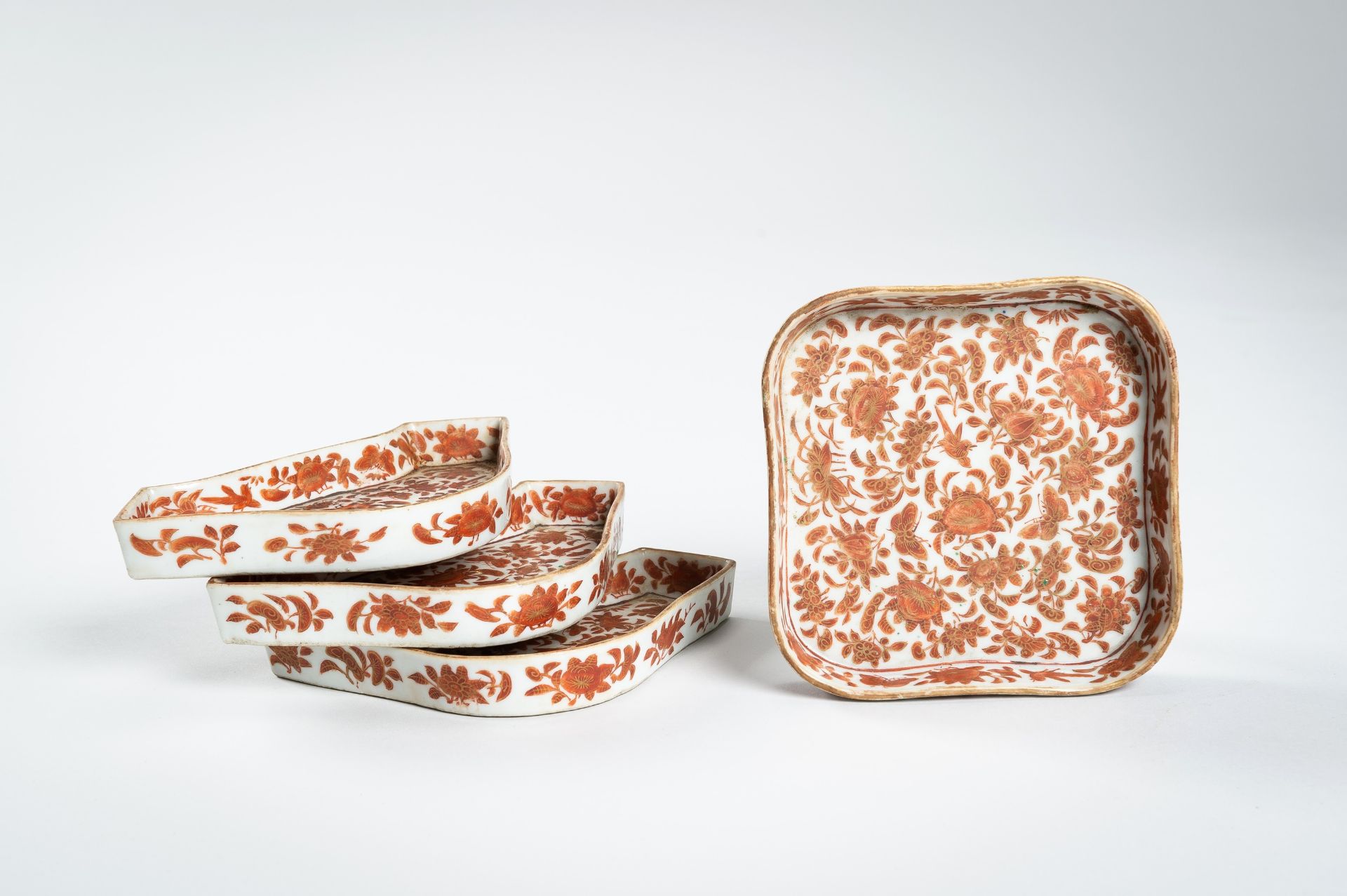 AN IRON-RED AND GILT SWEETMEAT PORCELAIN SET IN A LACQUERED BOX, QING - Image 10 of 17