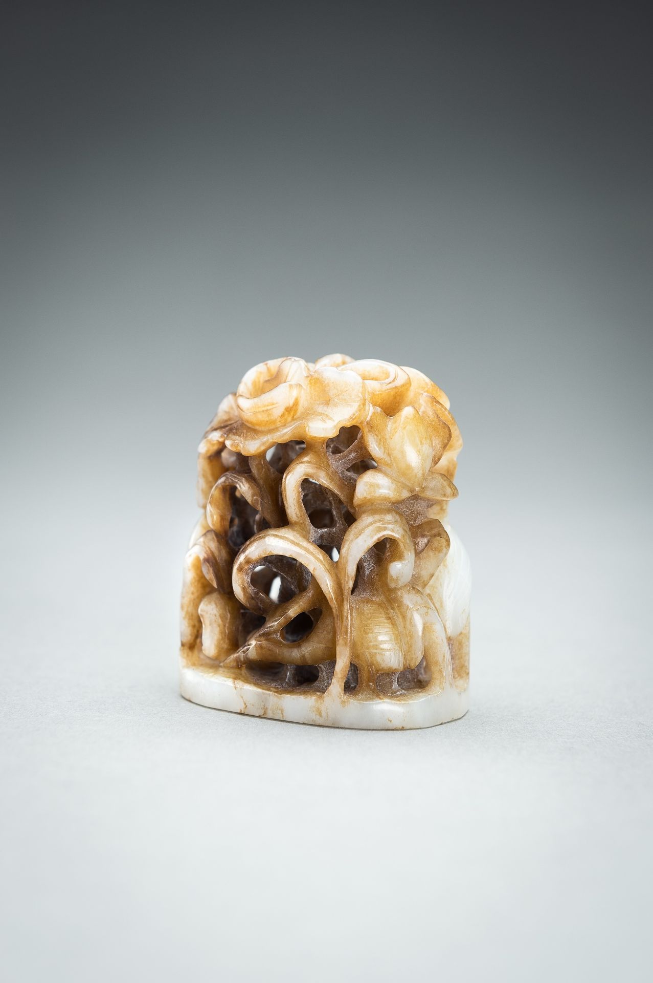 A WHITE AND RUSSET JADE 'CRANE AND LOTUS' FINIAL, QING - Image 5 of 10