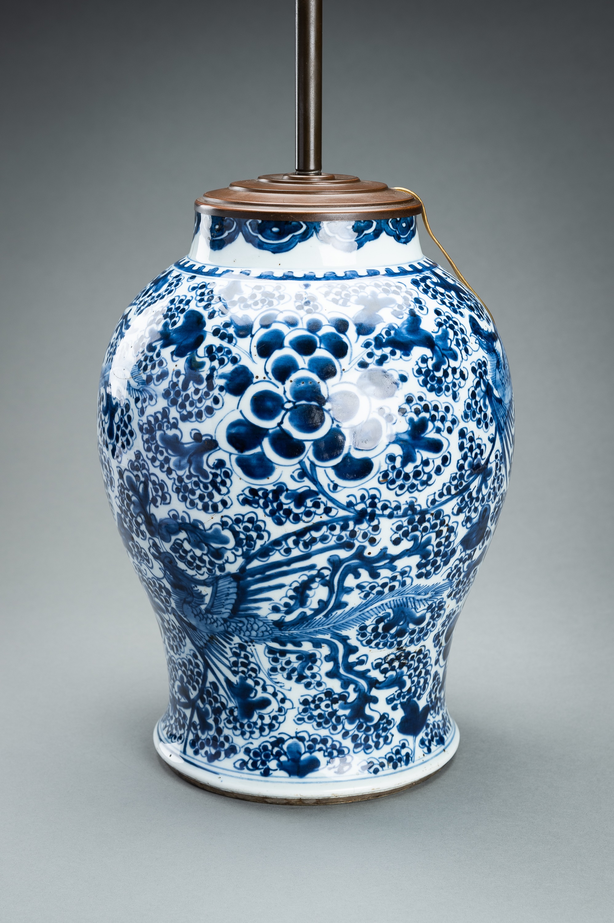 A LARGE BLUE AND WHITE PORCELAIN VASE, QING - Image 10 of 15