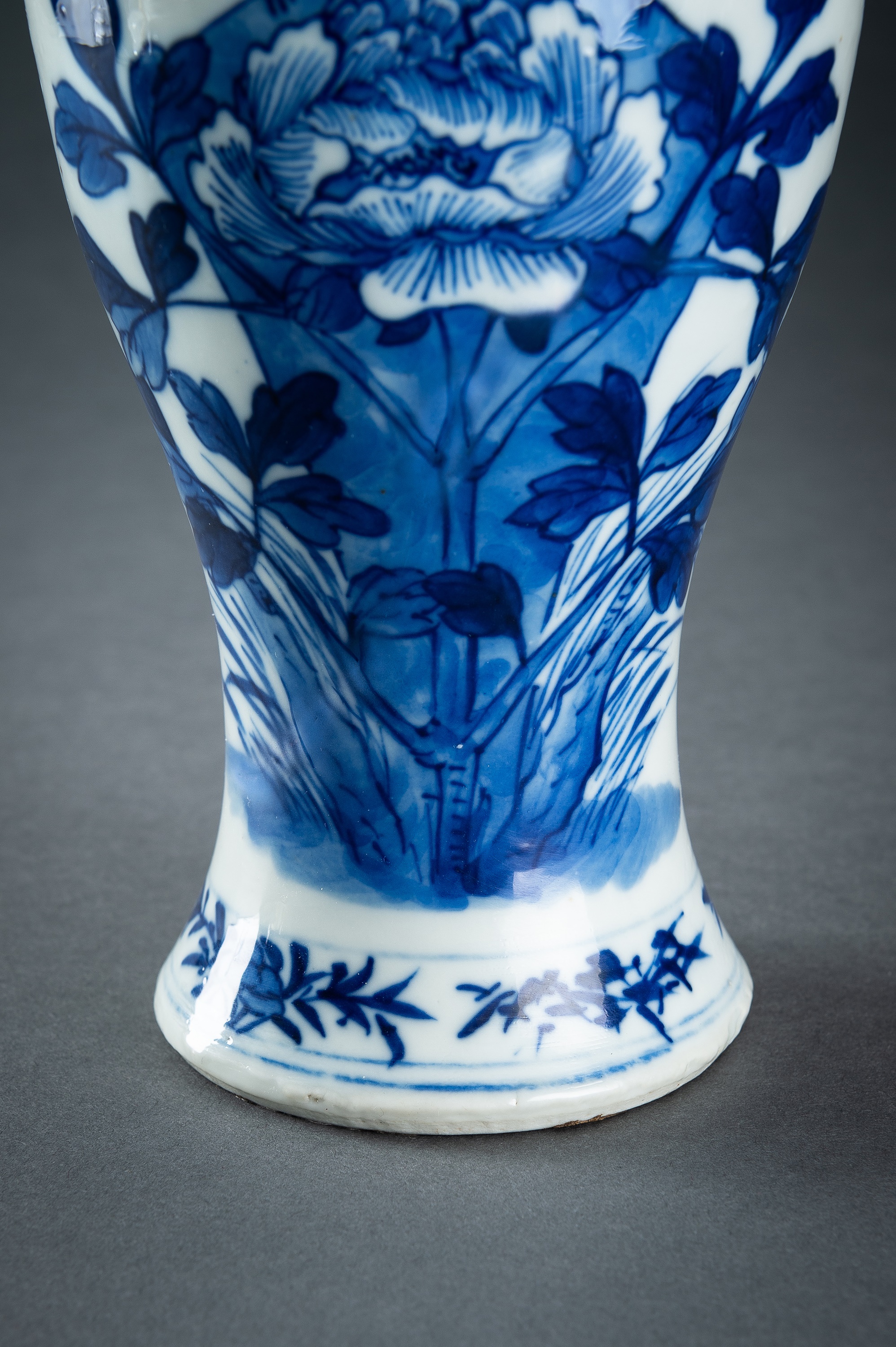 A PAIR OF BLUE AND WHITE BALUSTER VASES AND COVERS, QING - Image 3 of 14