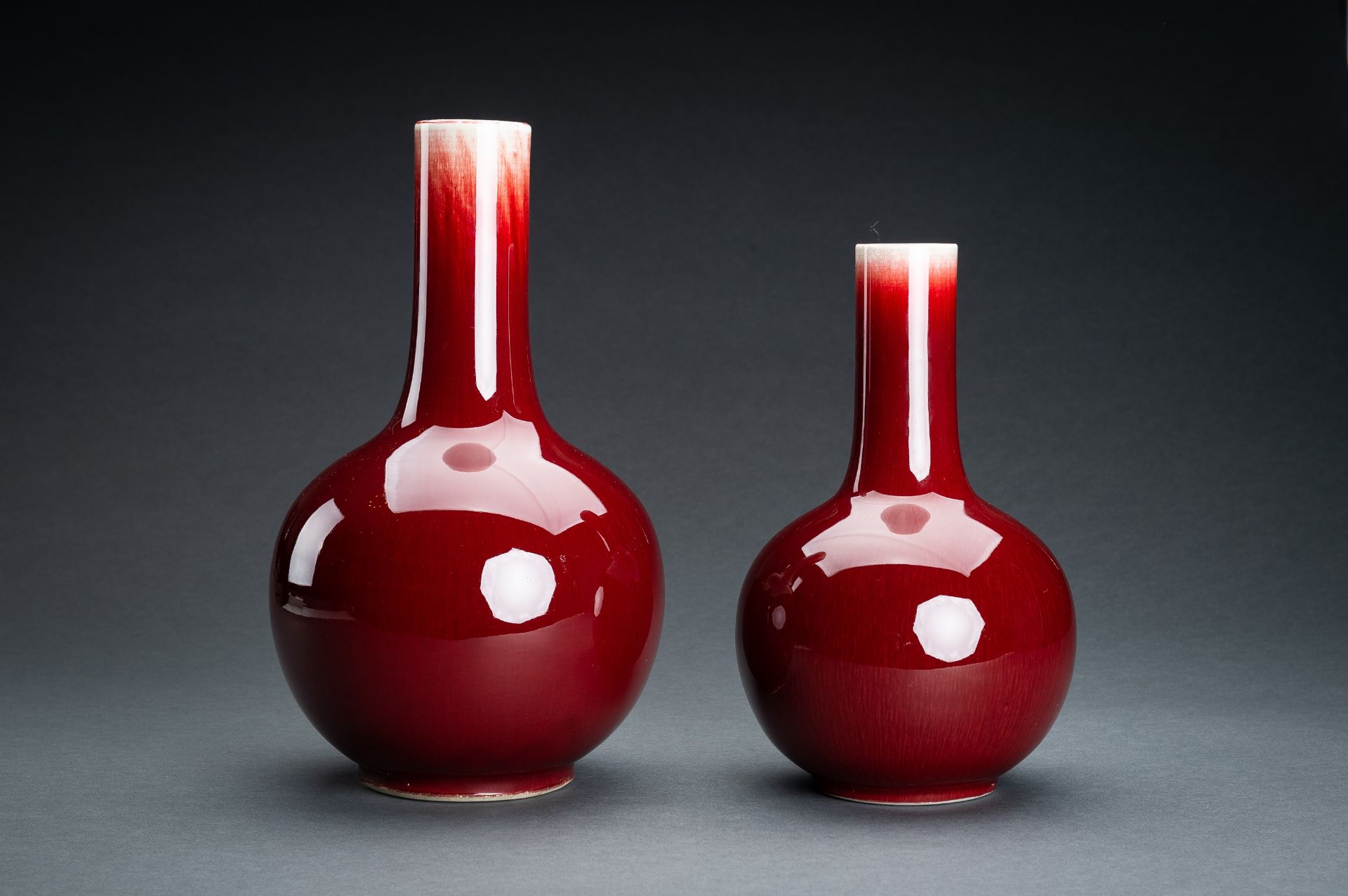 A LOT WITH TWO LANGYAO GLAZED BOTTLE VASES - Image 11 of 15