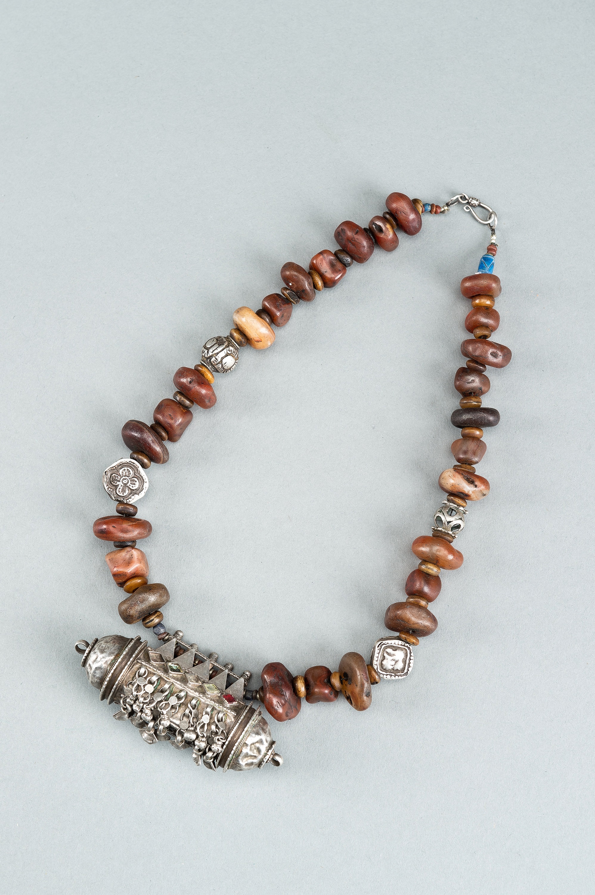 A SILVER AND GLASS AMULET PENDANT NECKLACE, c. 1900s - Image 2 of 13