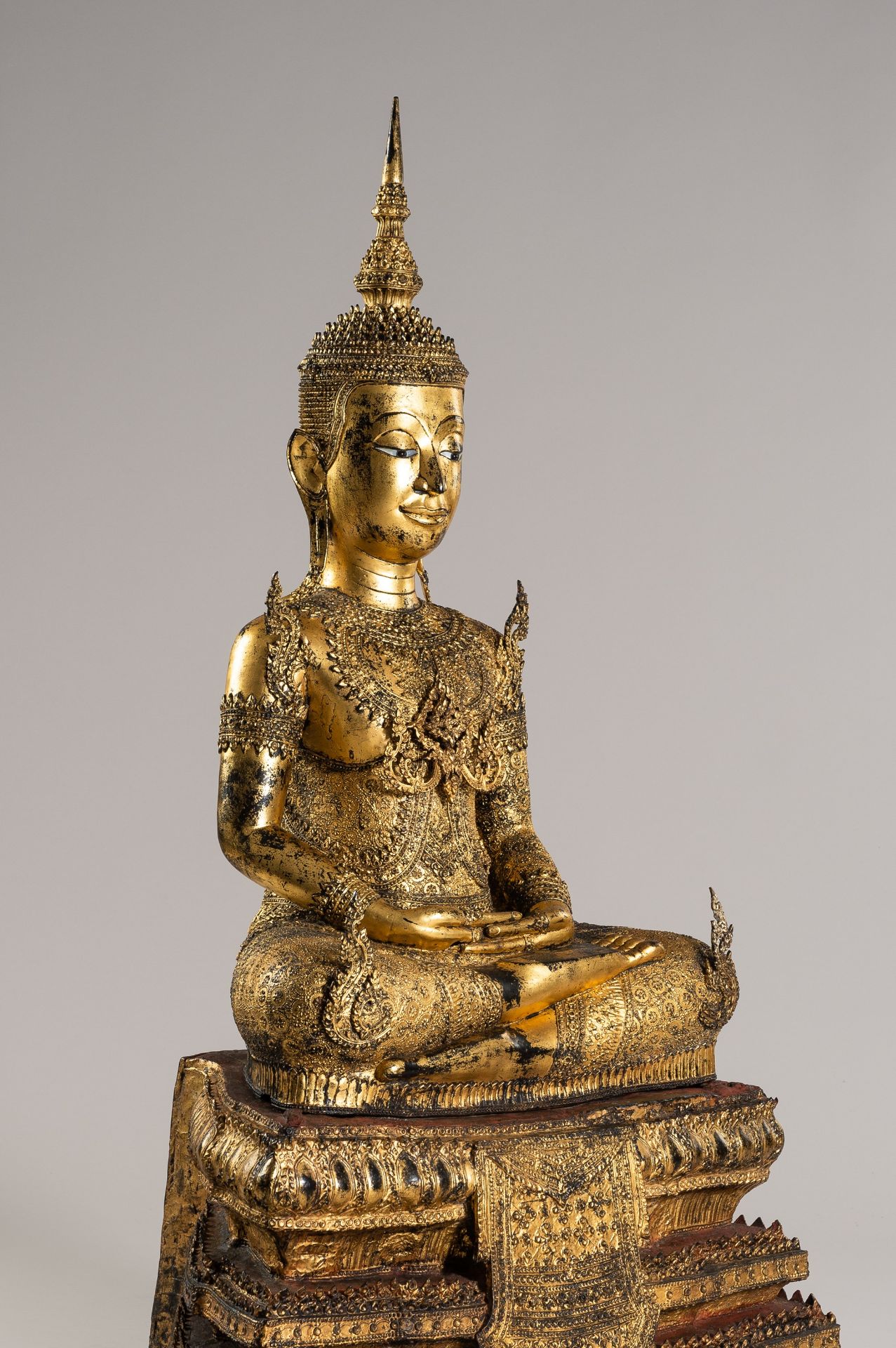 AN IMPRESSIVE LACQUER GILT BRONZE FIGURE OF BUDDHA, RATTANAKOSIN - Bild 15 aus 22
