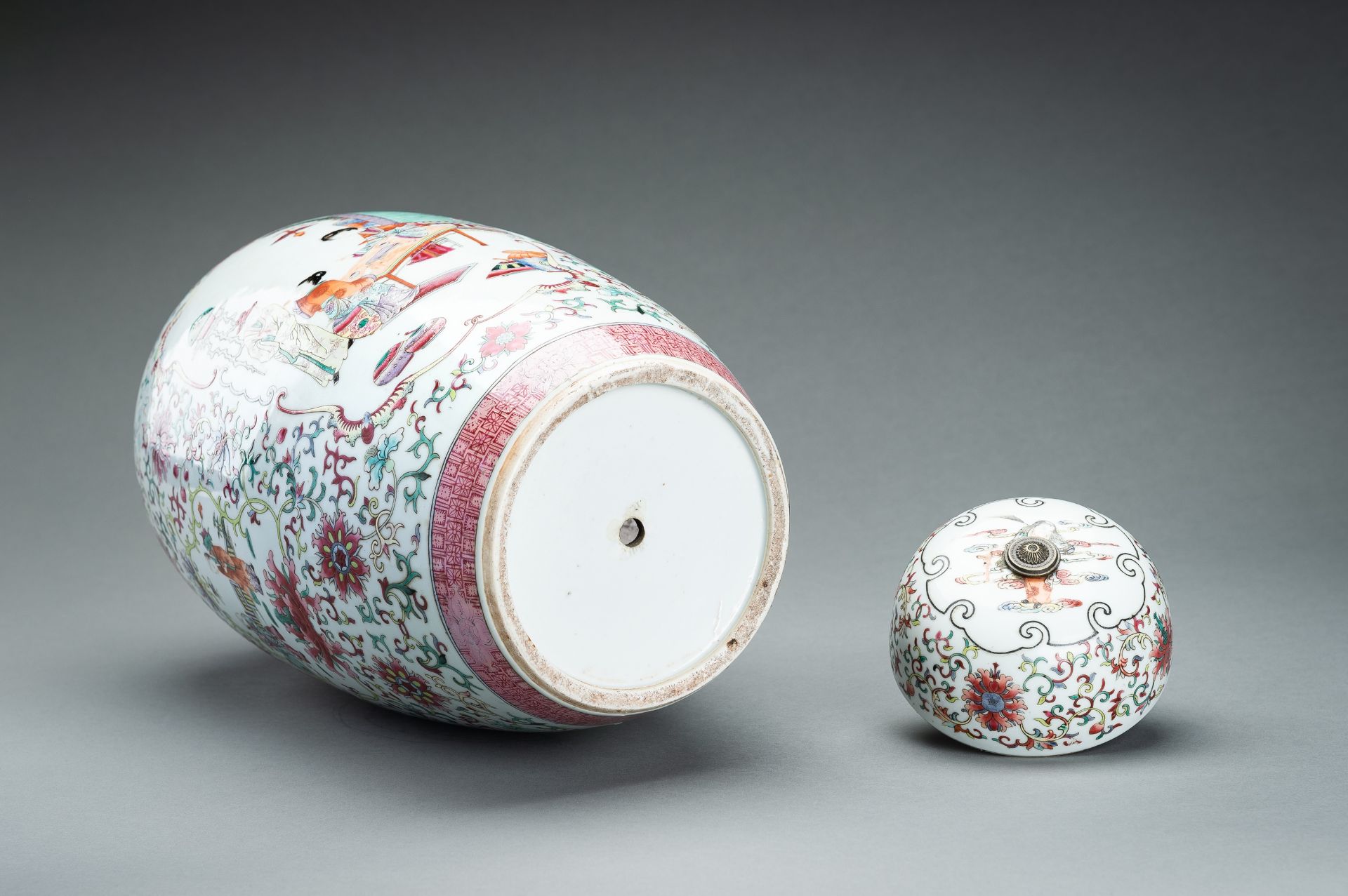 A LARGE FAMILLE ROSE PORCELAIN VASE AND COVER, QING - Image 17 of 18