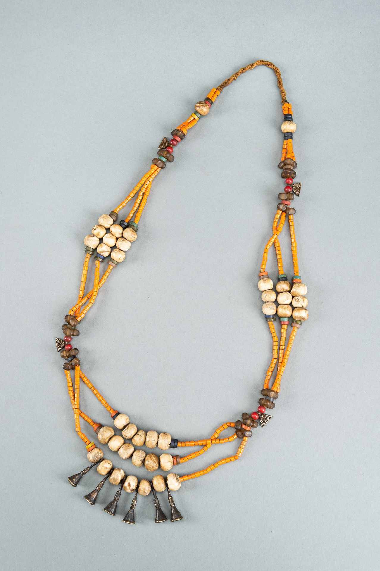 A NAGALAND MULTI-COLORED GLASS, BRASS AND SHELL NECKLACE, c. 1900s - Bild 9 aus 10