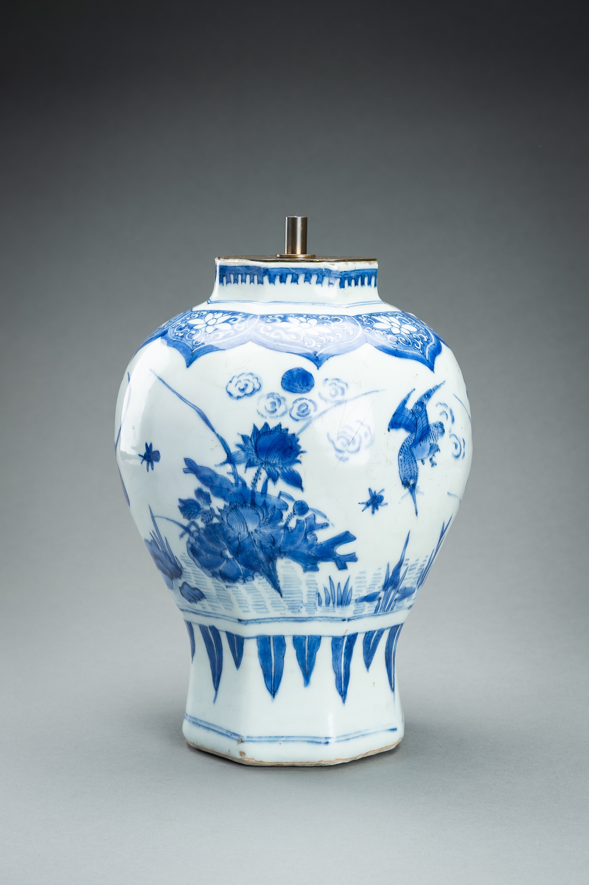 A BLUE AND WHITE PORCELAIN 'BIRDS AND FLOWERS' VASE, QING - Image 4 of 14