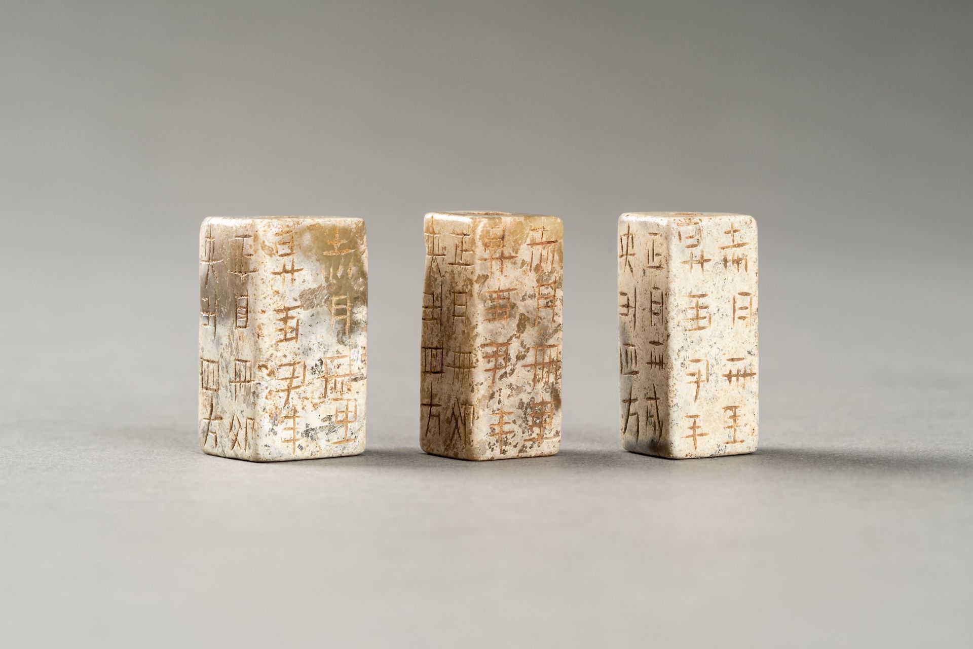 A GROUP OF THREE ARCHAISTIC CONG-FORM BEADS - Bild 5 aus 7