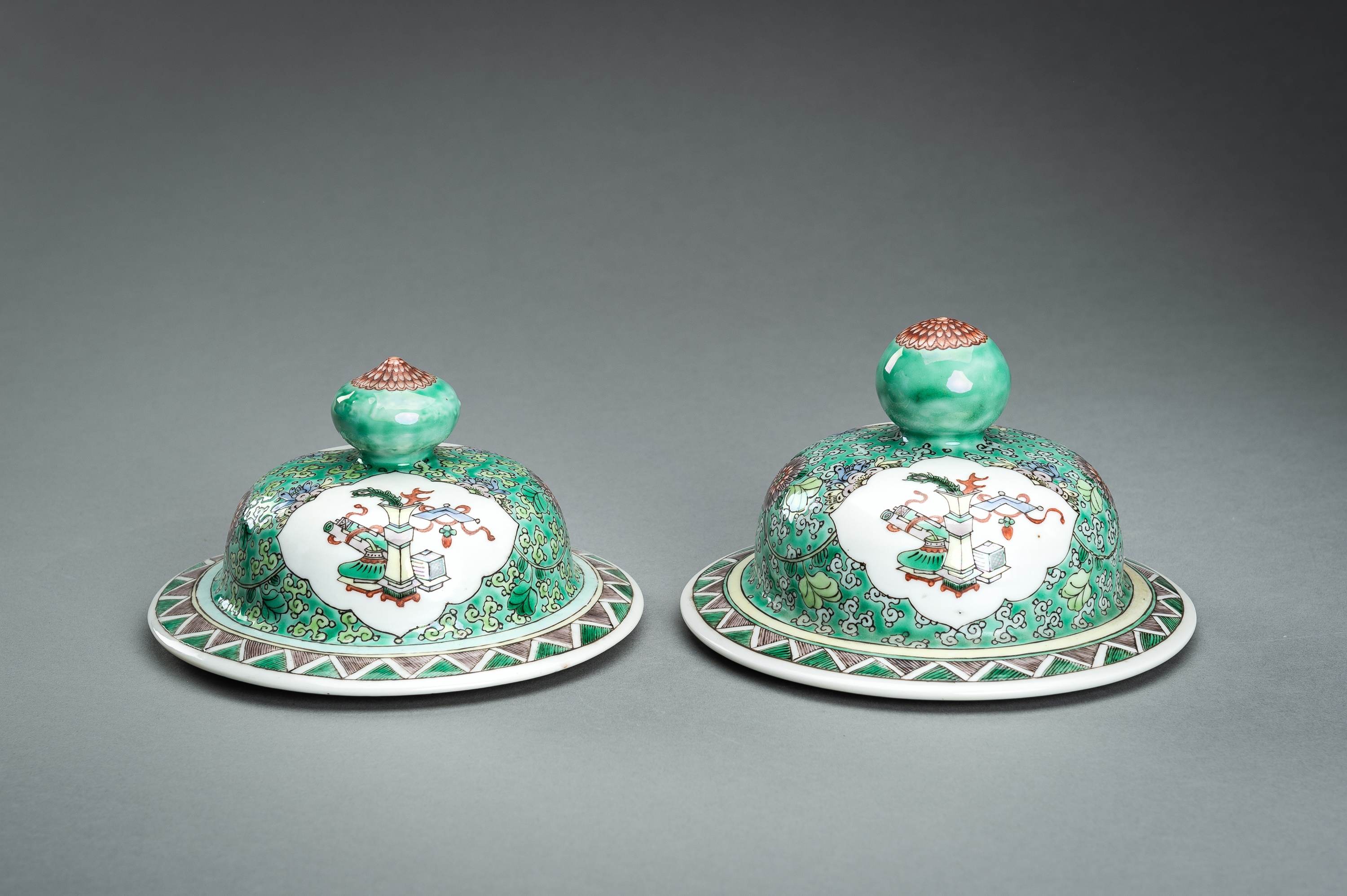 A LARGE PAIR OF FAMILLE VERTE PORCELAIN VASES WITH COVERS, 19th CENTURY - Image 16 of 24
