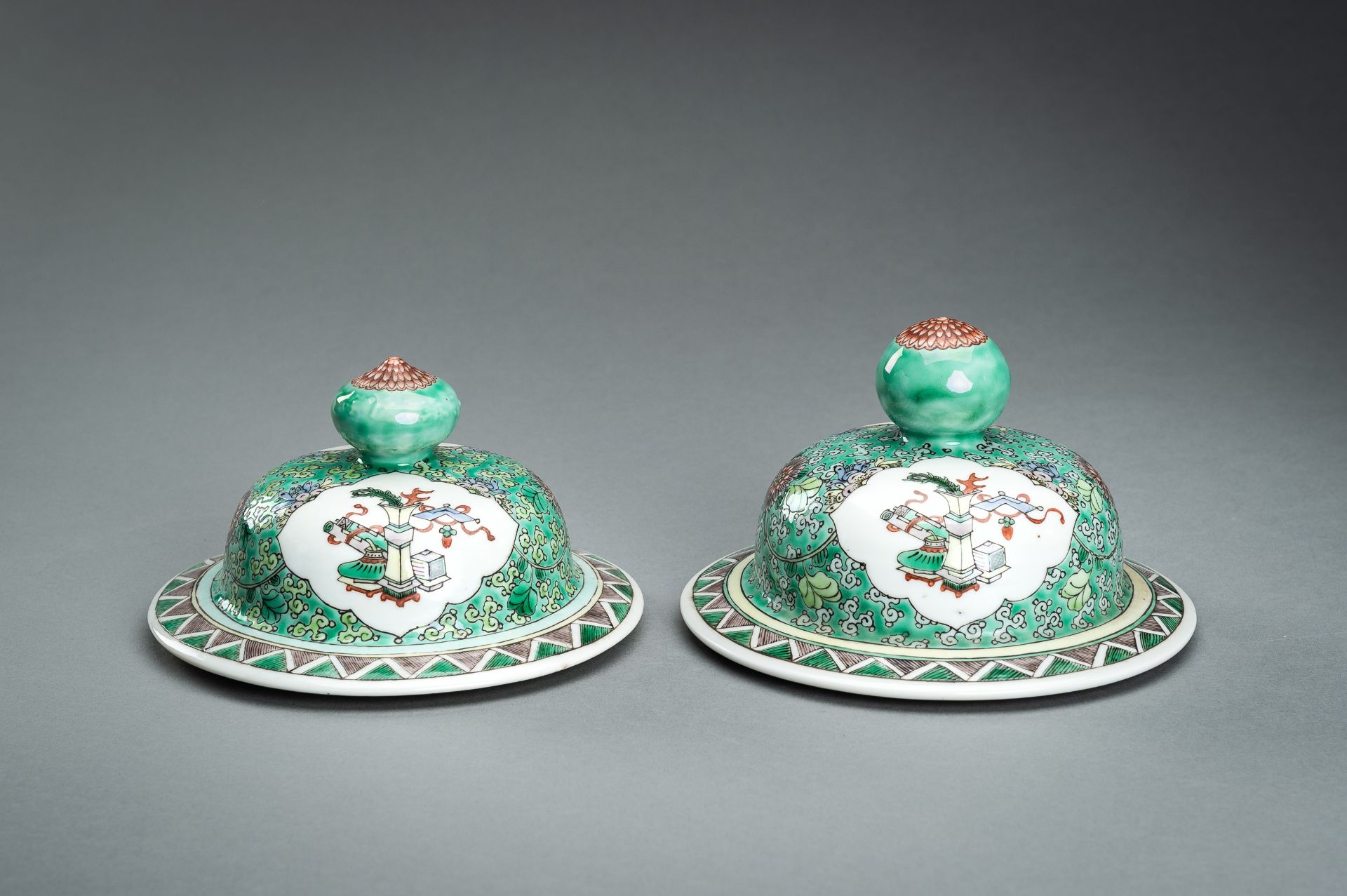 A LARGE PAIR OF FAMILLE VERTE PORCELAIN VASES WITH COVERS, 19th CENTURY - Bild 16 aus 24