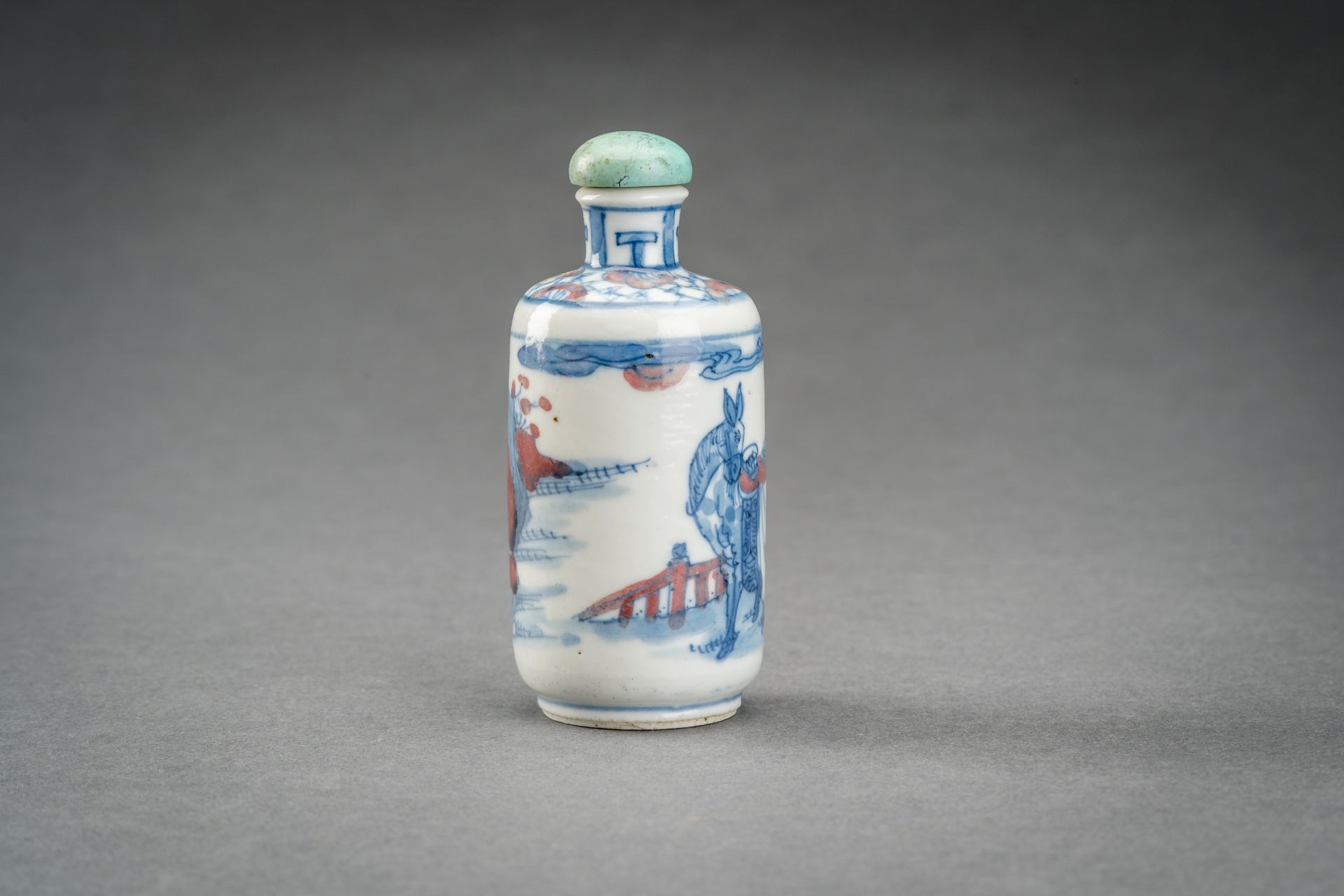 A BLUE, WHITE AND IRON RED PORCELAIN SNUFF BOTTLE WITH WARRIORS, QING - Image 5 of 7