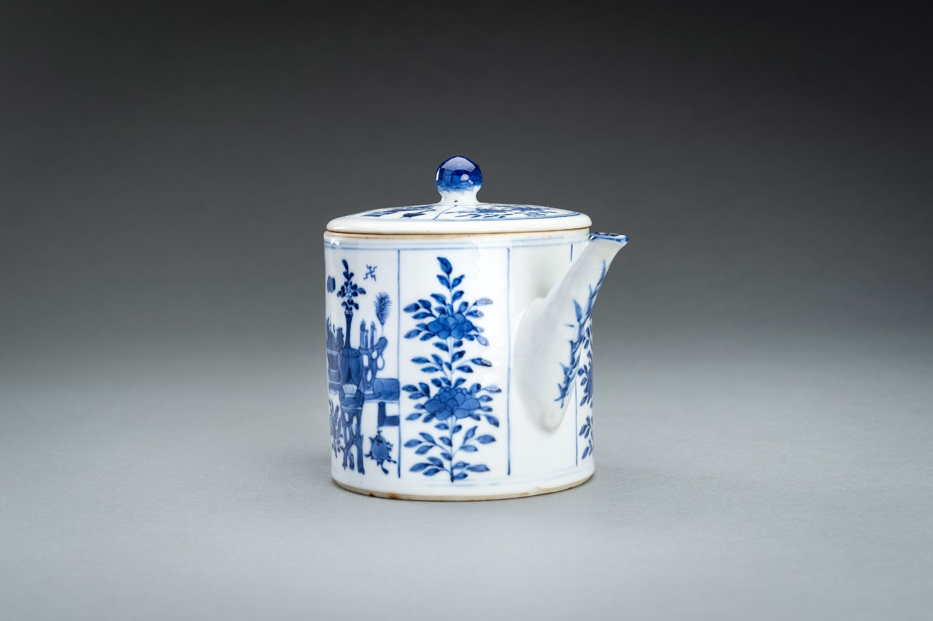 A BLUE AND WHITE PORCELAIN TEAPOT, QIANLONG MARK AND POSSIBLY OF THE PERIOD - Bild 2 aus 11