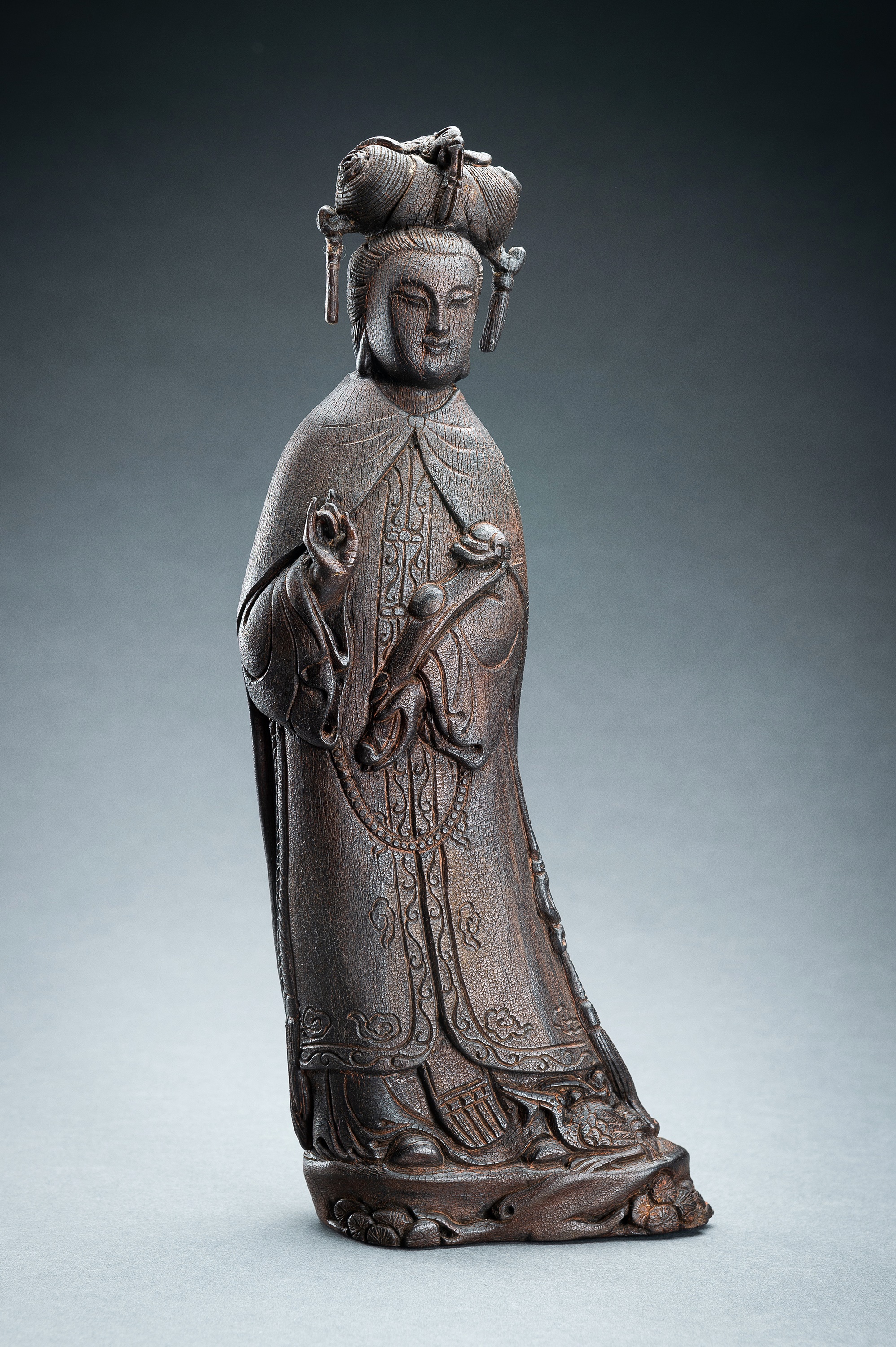 AN IRONWOOD FIGURE OF GUANYIN, c. 1920s - Image 13 of 17