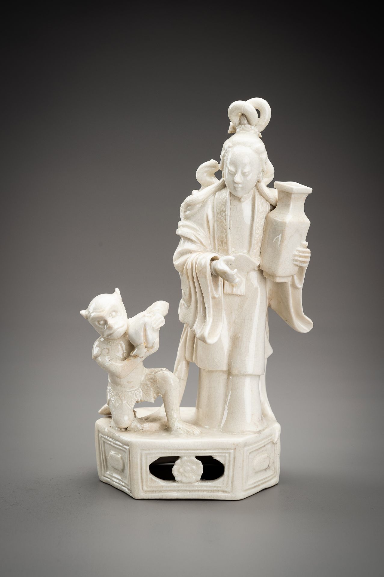 A PAIR OF DEHUA PORCELAIN FIGURES, 18th CENTURY - Bild 4 aus 15