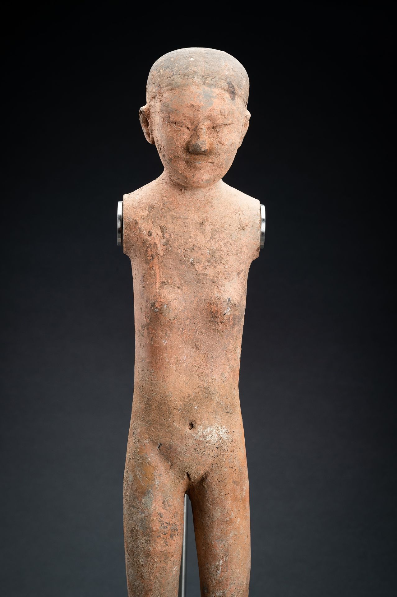 A RARE POTTERY FIGURE OF A FEMALE, WESTERN HAN