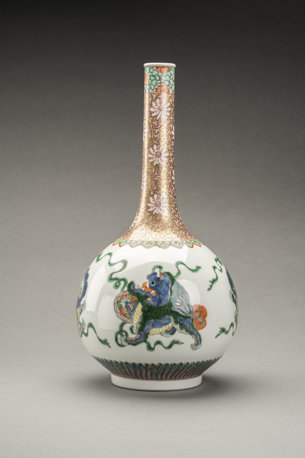 A FAMILLE VERTE 'BUDDHST LION' PORCLEAIN BOTTLE VASE, QING - Image 5 of 9