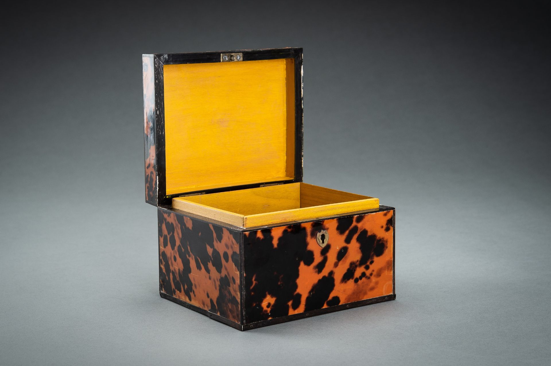 A 'TORTOISESHELL IMITATION' BOX, c. 1920s - Bild 6 aus 16