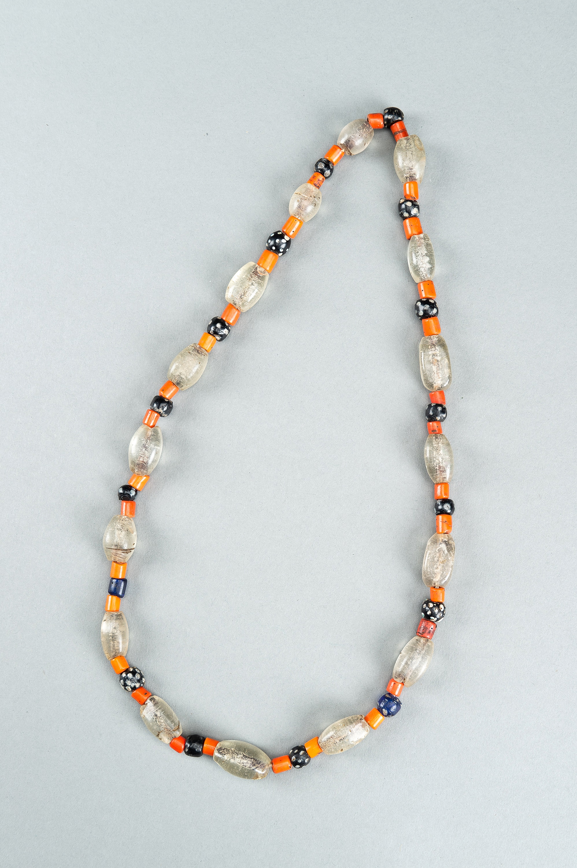 A MULTI-COLORED NAGALAND GLASS NECKLACE, c. 1900s - Image 10 of 10