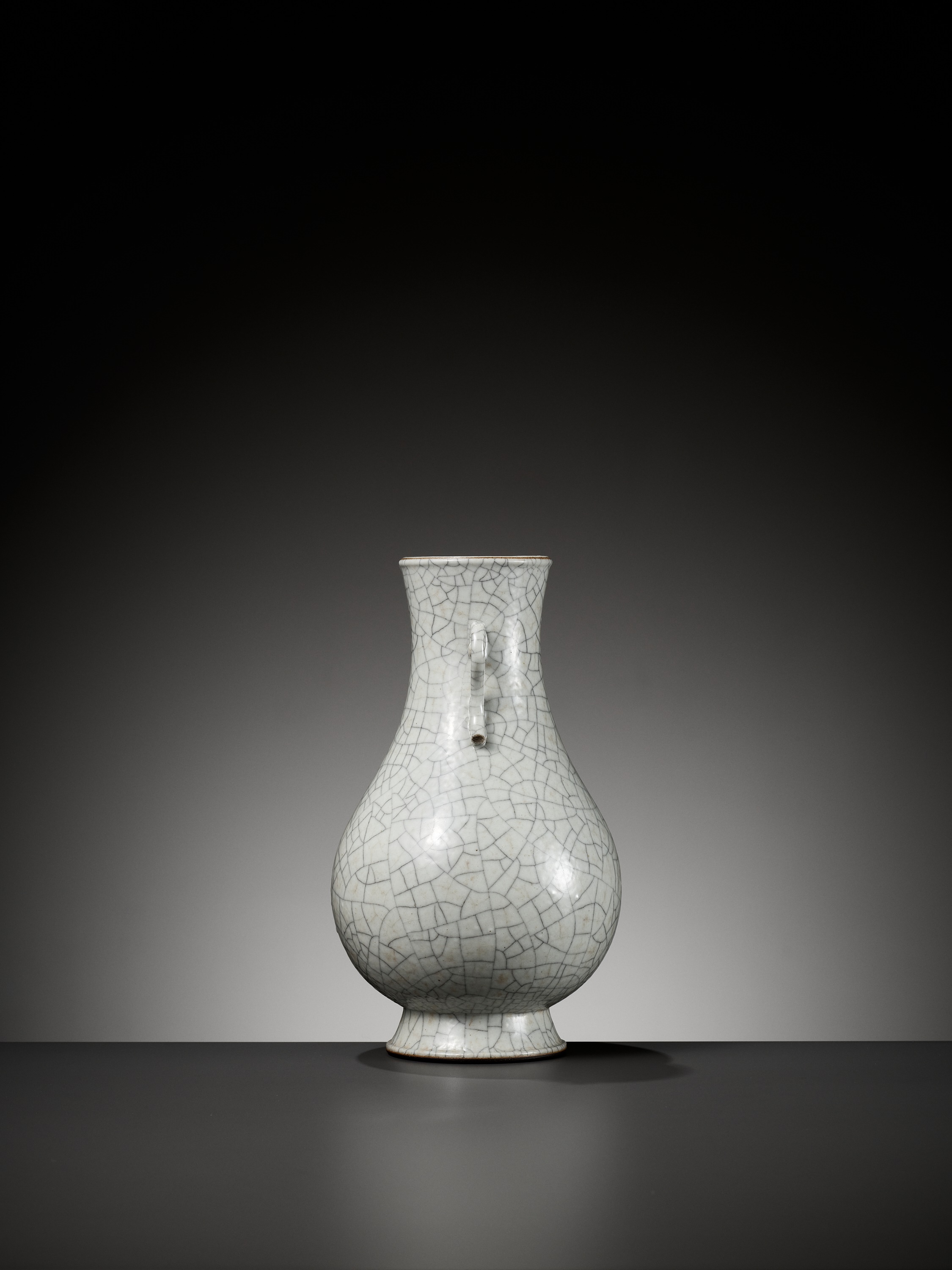 A GUAN-TYPE GLAZED PEAR-SHAPED VASE, HU, 19TH CENTURY - Image 9 of 11